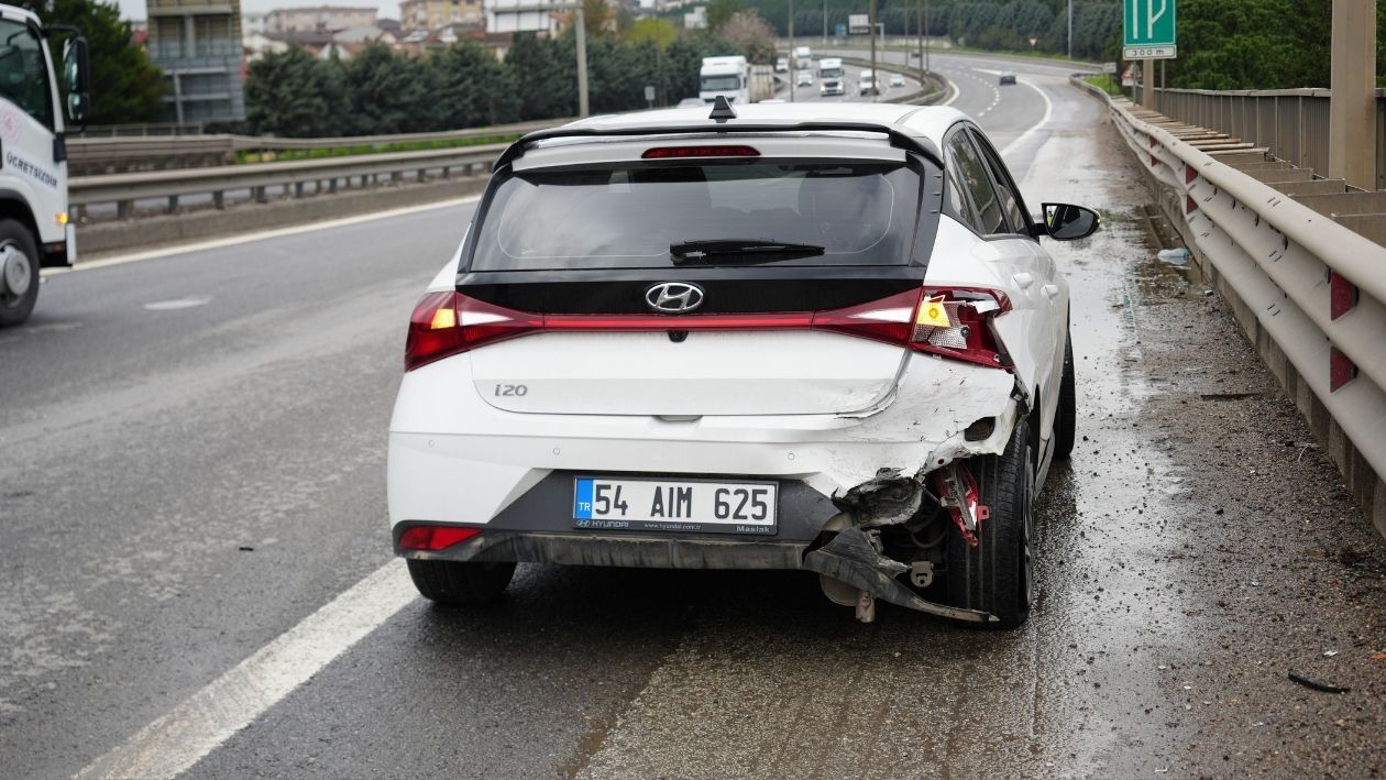 Kocaeli̇ Tem’de Zi̇nci̇rleme Dehşet! Yola Dökülen Atiklar 7 Araci Bi̇rbi̇ri̇ne Katti (2)