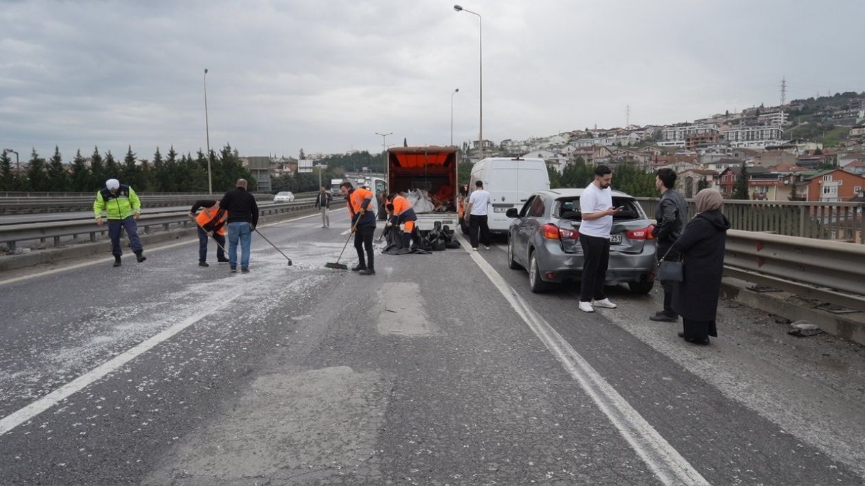 Kocaeli̇ Tem’de Zi̇nci̇rleme Dehşet! Yola Dökülen Atiklar 7 Araci Bi̇rbi̇ri̇ne Katti (3)