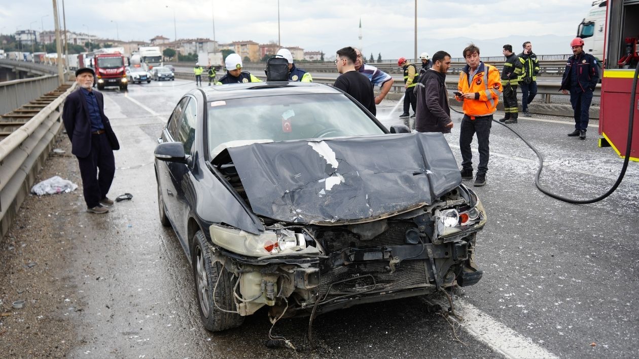 Kocaeli̇ Tem’de Zi̇nci̇rleme Dehşet! Yola Dökülen Atiklar 7 Araci Bi̇rbi̇ri̇ne Katti (5)