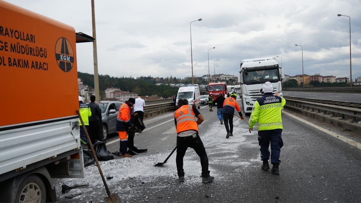Kocaeli̇ Tem’de Zi̇nci̇rleme Dehşet! Yola Dökülen Atiklar 7 Araci Bi̇rbi̇ri̇ne Katti