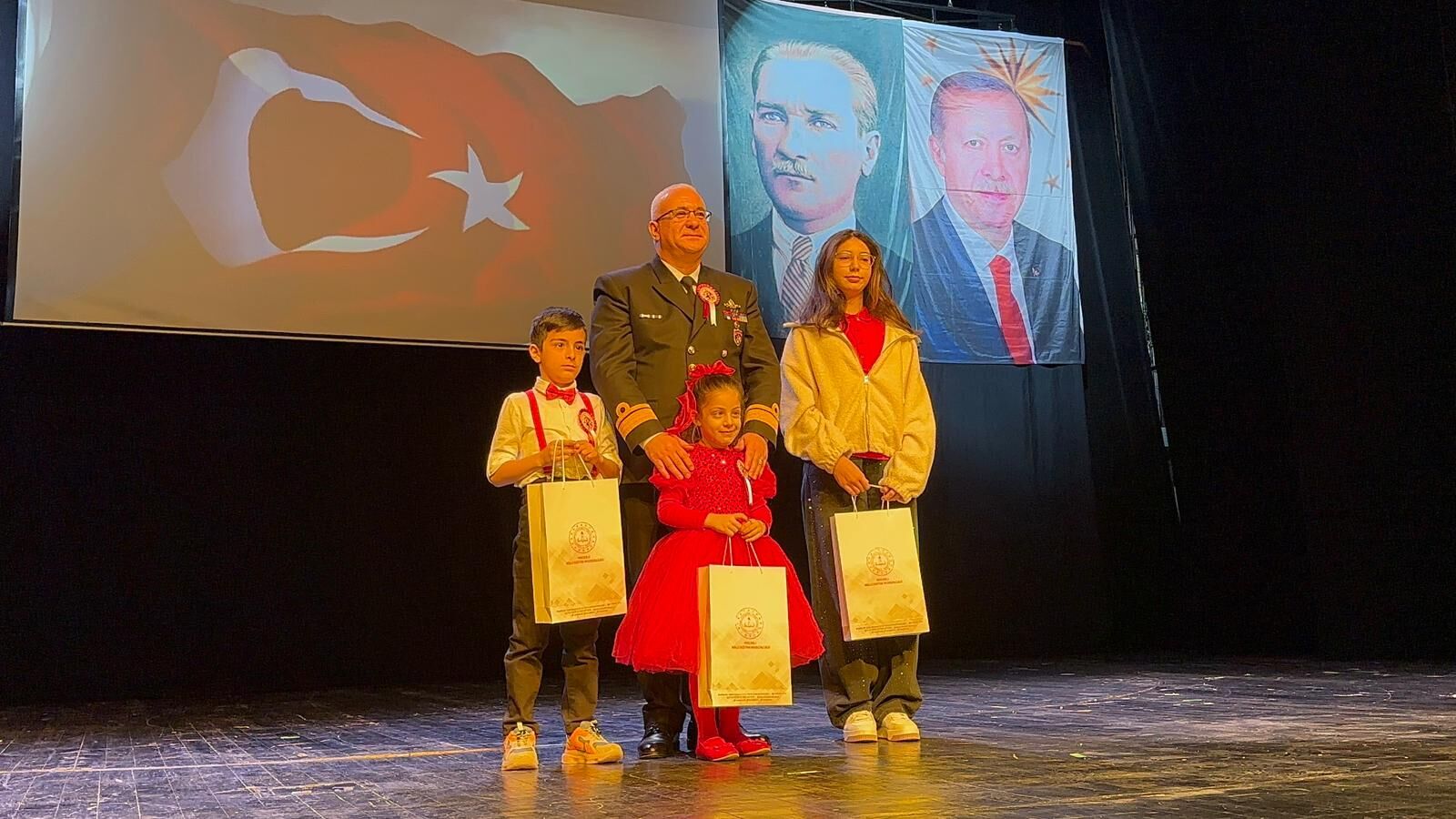Kocaeli̇’de 23 Ni̇san Coşkusu Süleyman Demi̇rel Kültür Merkezi̇’ne Taşti (6)