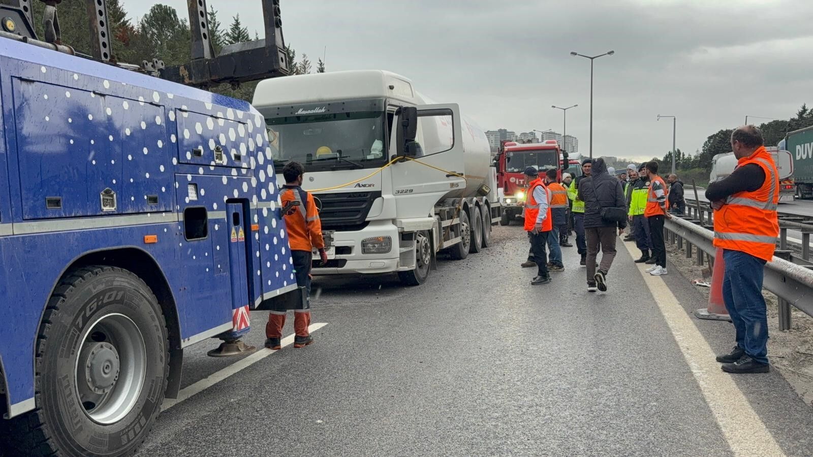 Lpg Tankeri̇ Ve Tirlar Çarpişti, Çok Sayida Ölü Var (3)