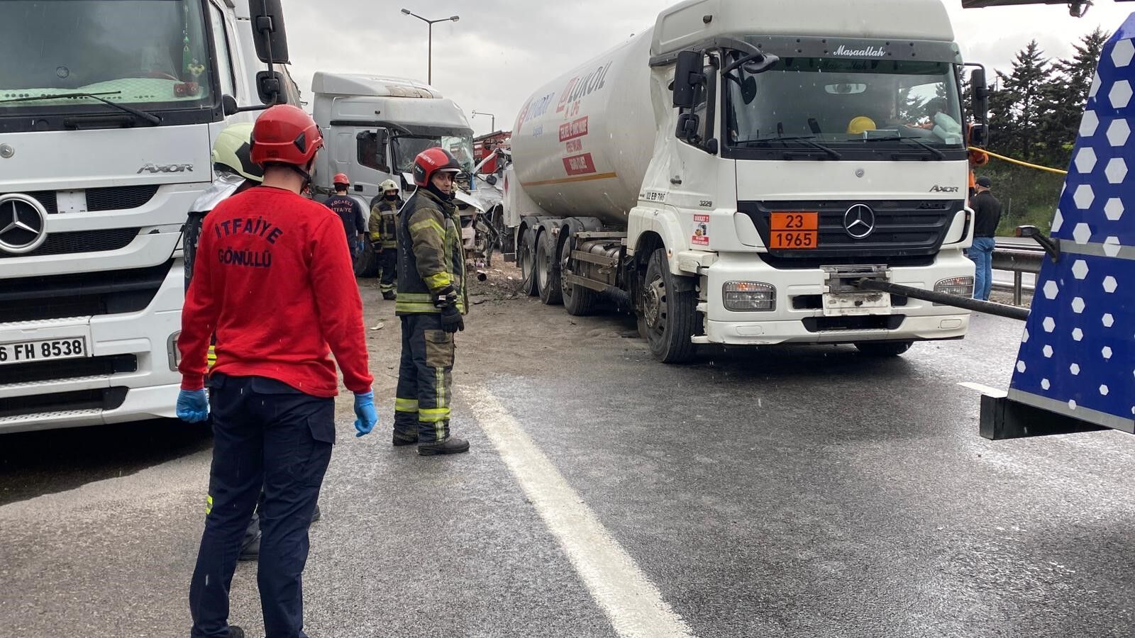 Lpg Tankeri̇ Ve Tirlar Çarpişti, Çok Sayida Ölü Var (6)