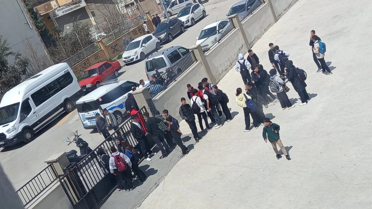 Mersin Ve Gaziantepteki Liselerde Silahli Saldiri Panigi