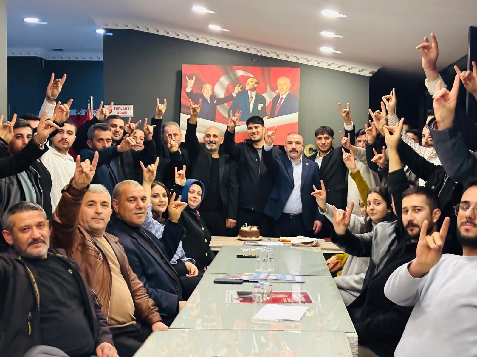 Mhp Di̇lovasi’nda Genç Üyeye Sürpri̇z Kutlama (3)