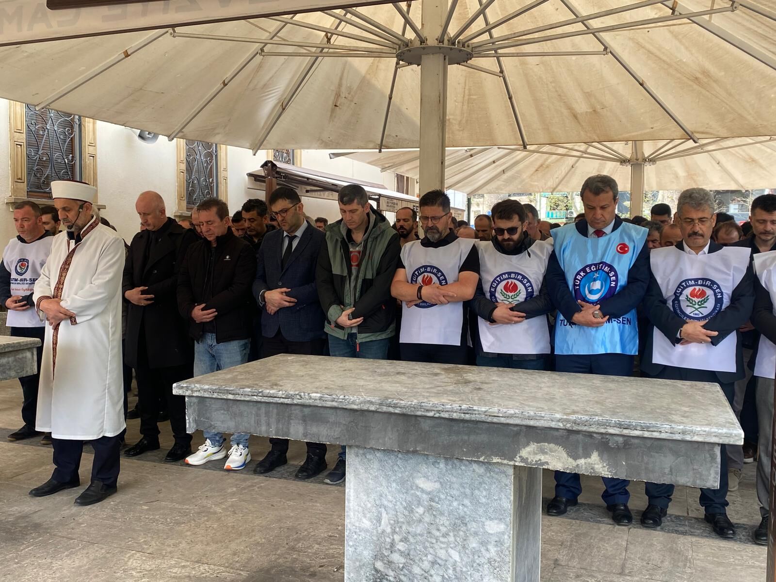 Okul Saldirilarinda Hayatini Kaybedenler İçi̇n Kocaeli̇'de Giyabi̇ Cenaze Namazi Kilindi (2)