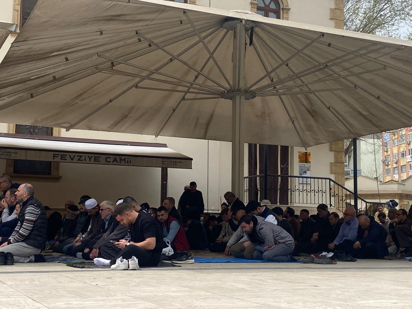 Okul Saldirilarinda Hayatini Kaybedenler İçi̇n Kocaeli̇'de Giyabi̇ Cenaze Namazi Kilindi (3)