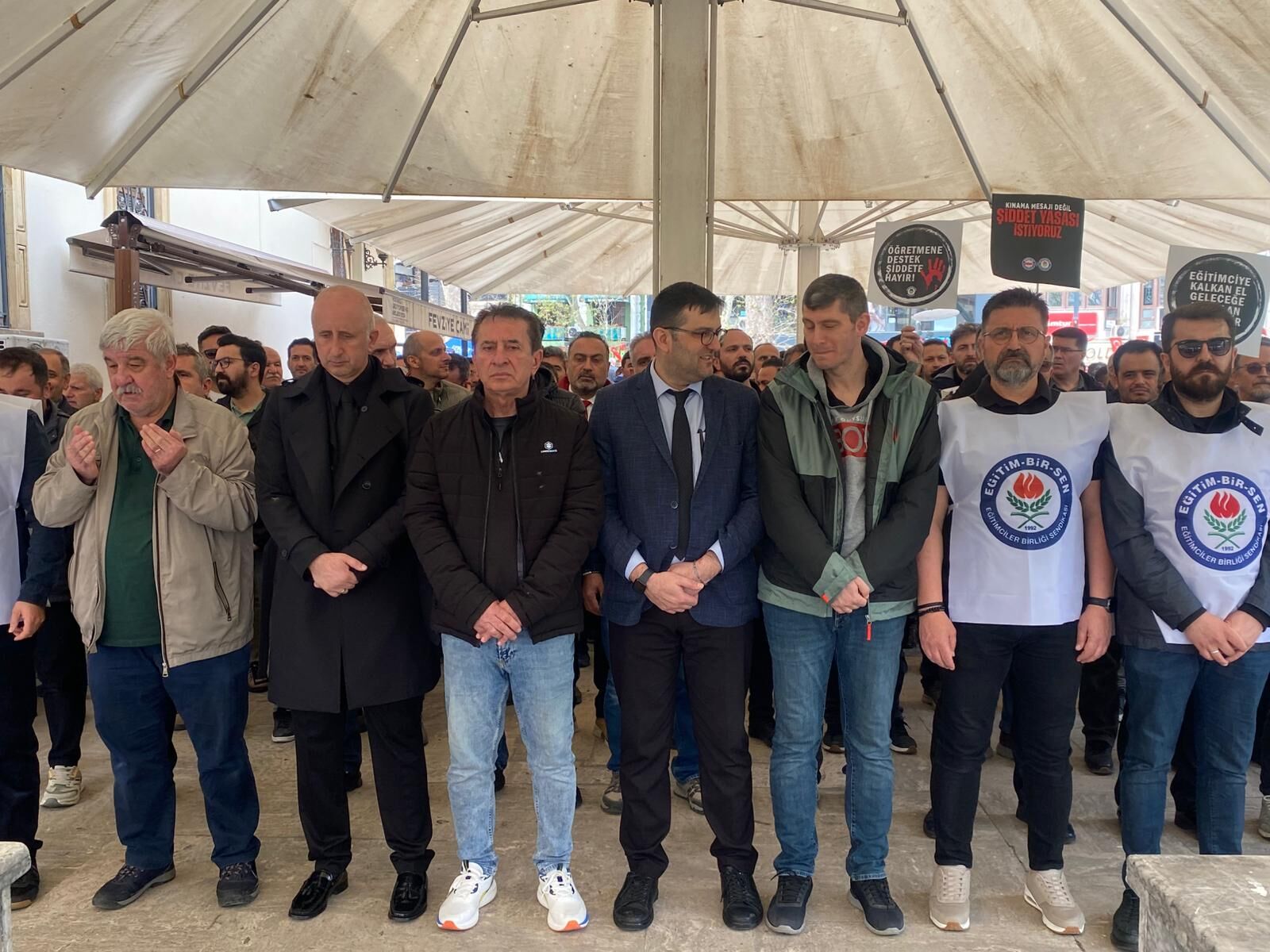 Okul Saldirilarinda Hayatini Kaybedenler İçi̇n Kocaeli̇'de Giyabi̇ Cenaze Namazi Kilindi (4)