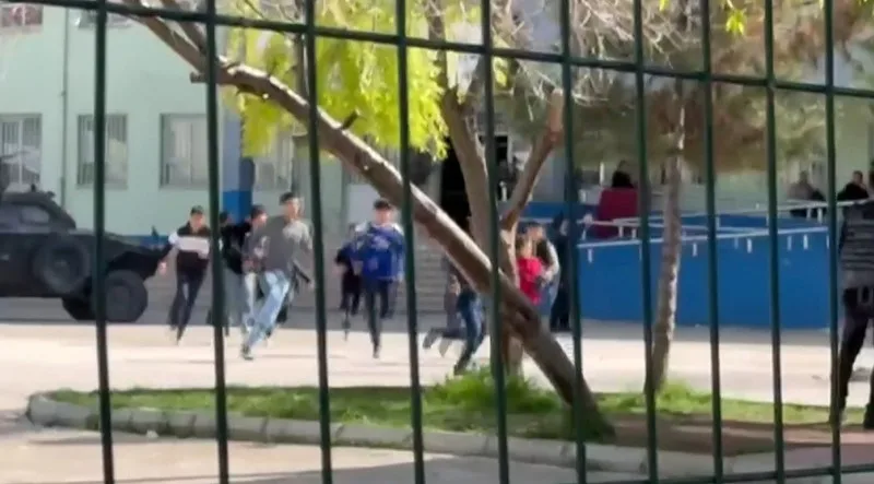 Siverekte Lisede Silahli Saldiri Ve Rehine Panigi Cok Sayida Yarali Var F0B70De91090