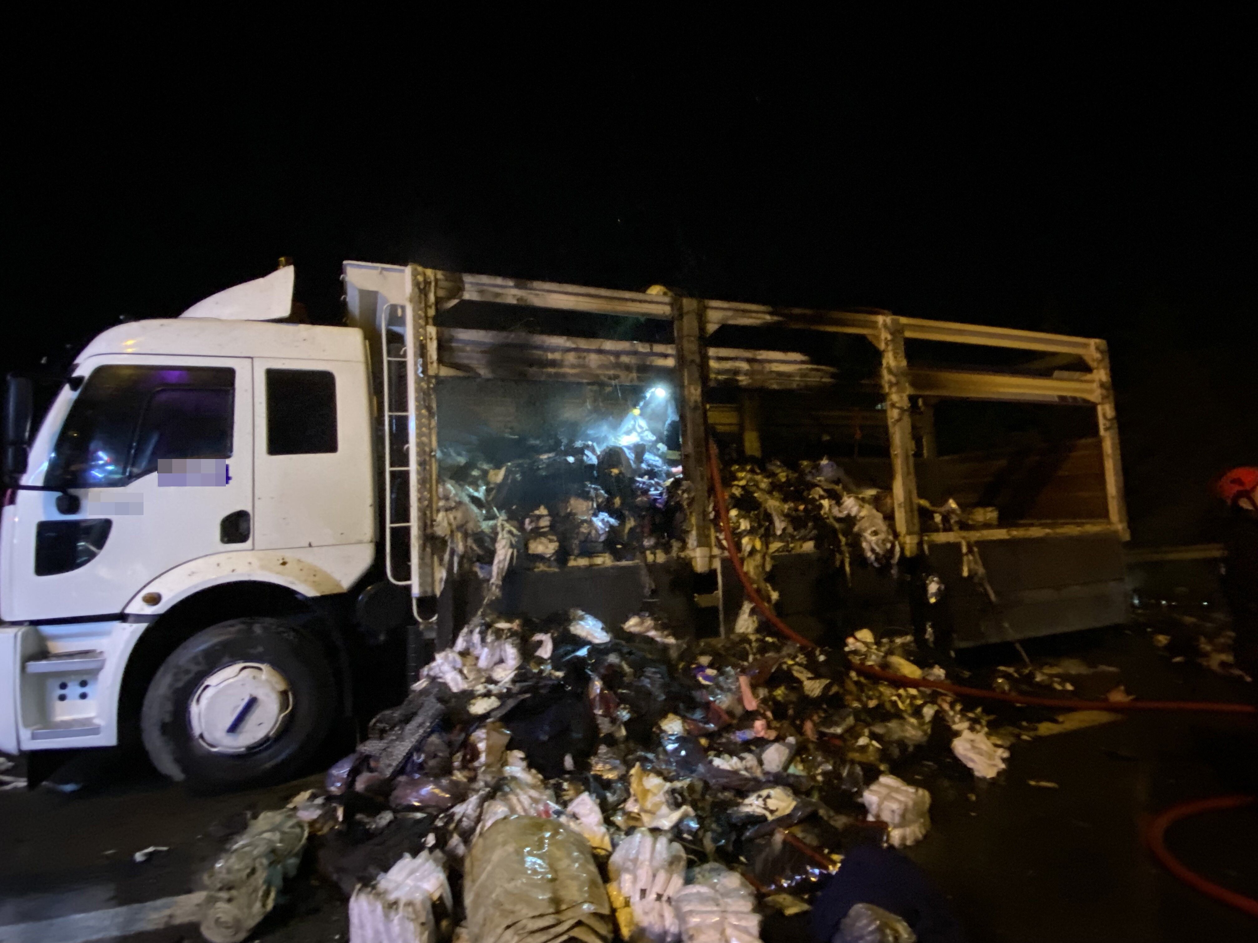 Teksti̇l Yüklü Dorse Küle Döndü (3)