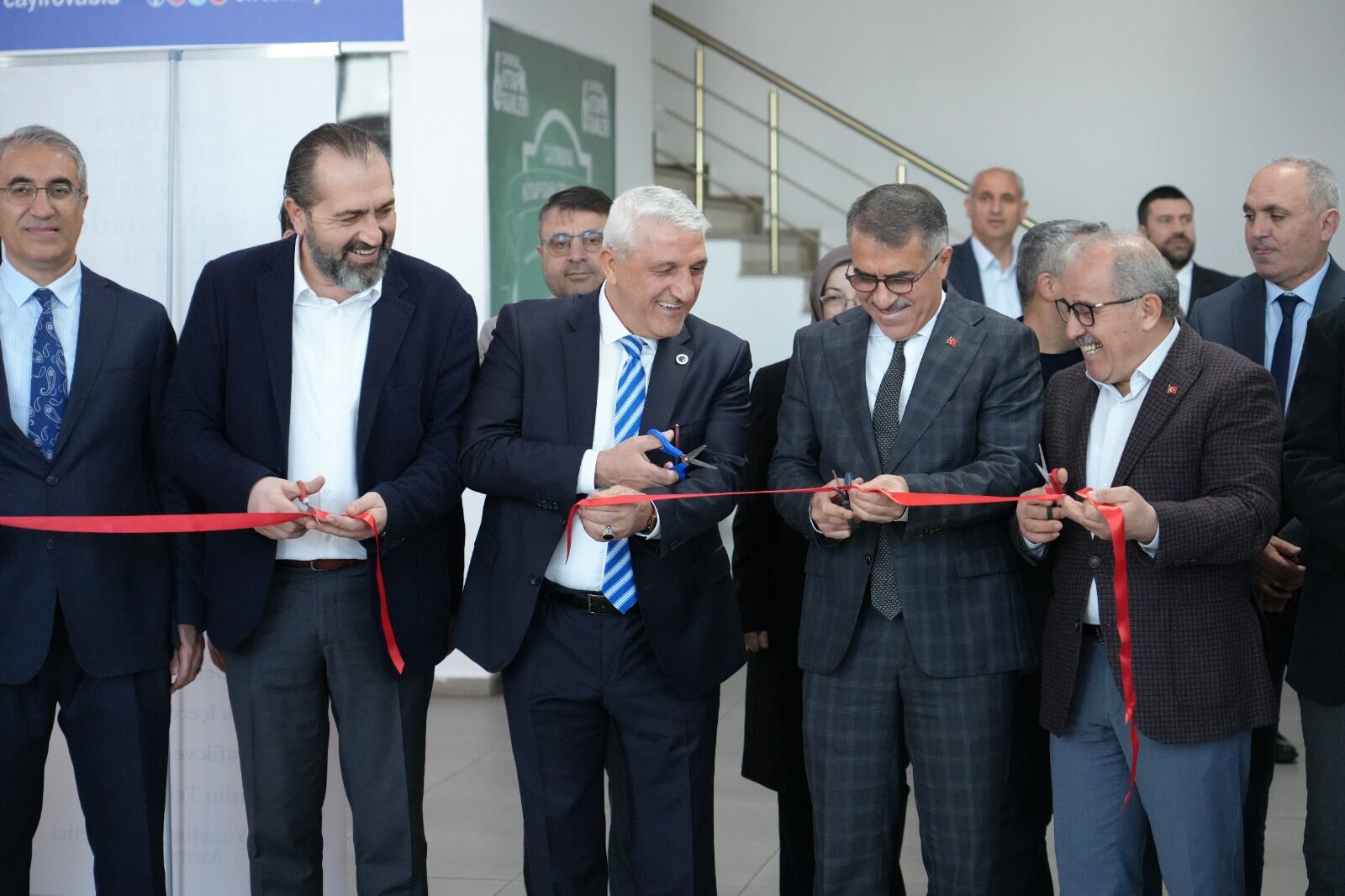 Mesleki eğitim vurgusu öne çıktı, sanayiyle bağ güçlendirildi
Açılışta söz alan Mikdat Aydın, mesleki eğitimin iş dünyası için taşıdığı ağırlığa değindi. Nitelikli insan kaynağı olmadan üretimin sürdürülebilir olmayacağını söyledi; altını çizdi bu konunun. Sanayinin ihtiyaç duyduğu ara eleman ihtiyacına dikkat çekti özellikle. Eğitim ile istihdam arasındaki bağın güçlendirilmesi gerektiğini ifade etti, kopuklukların giderilmesi gerektiğini de ekledi. Söylenenler sahada karşılık buluyor mu, öğrencilerin ilgisiyle anlaşılır oldu bir ölçüde.