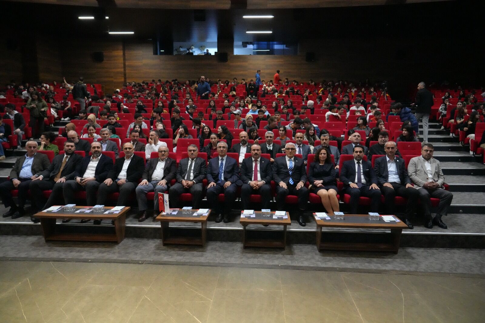 Gebze Ticaret Odası heyeti fuarda tam kadro yer aldı
Fuar alanında geniş bir katılımla yer aldı Gebze Ticaret Odası. Yönetim Kurulu Başkan Yardımcıları Mikdat Aydın ve Kayhan Özler, Yönetim Kurulu Üyesi Sinan Yücel ile birlikte Genel Sekreter Çağrı Solak ve meclis üyeleri programda hazır bulundu. Protokol listesi kalabalıktı; Ahmet Önal, Gebze Teknik Üniversitesi Rektör Yardımcısı Hasari Çelebi, İlçe Milli Eğitim Müdürü Recep Demir ve Belediye Başkan Yardımcısı Sadettin Arıkboğa da katıldı. Sanayi temsilcileri de vardı, organize sanayi bölgelerinden gelen isimler dikkat çekti.