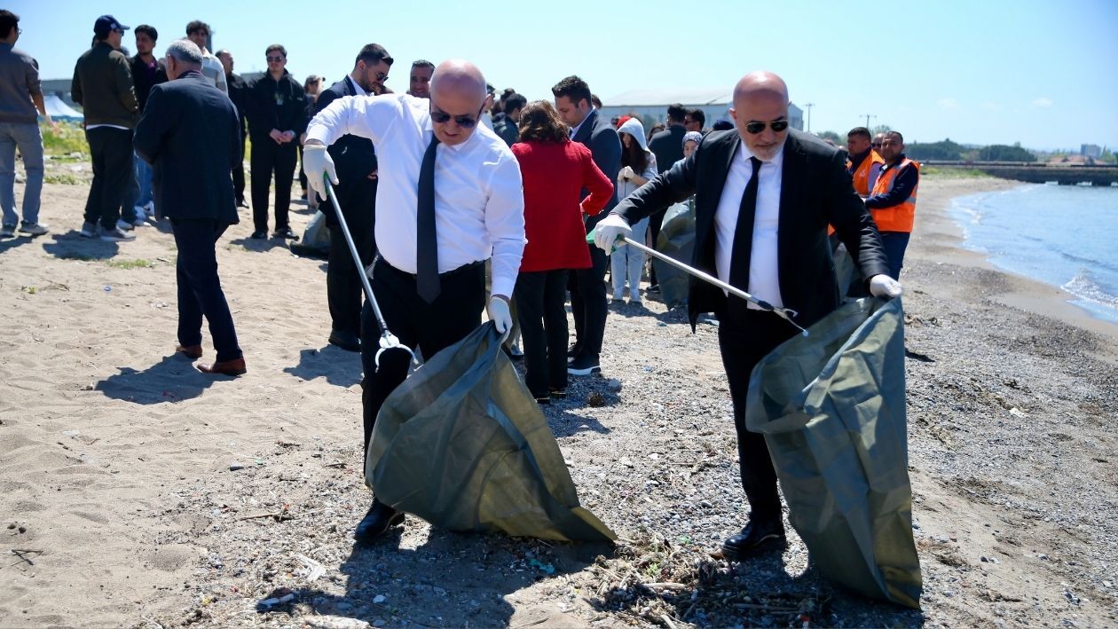 Darica Sahi̇li̇nde Çevre Hareketi̇ 150 Torba Atik Toplandi (1)