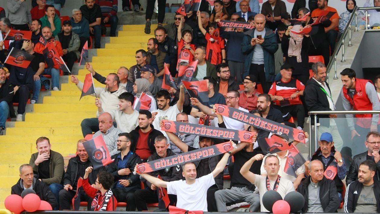 Gölcükspor 3. Li̇g Kapisini Araladi Darica Gençlerbi̇rli̇ği̇’ni̇ Evi̇nde Devi̇rdi̇! (2)