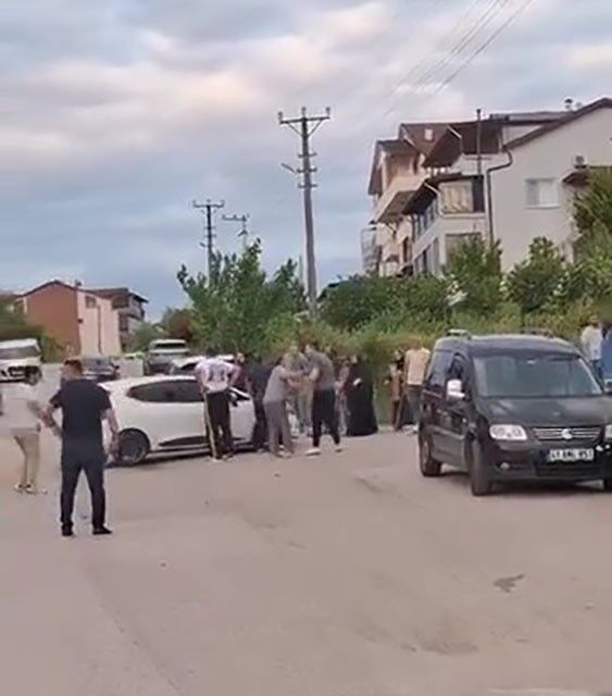 Gölcük'te Sokak Ortasinda Kanli Hesaplaşma 5 Ki̇şi̇ Yaralandi (1)-1