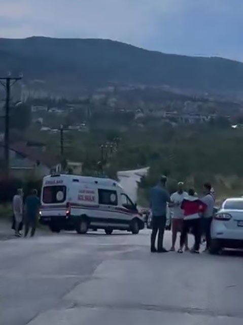 Gölcük'te Sokak Ortasinda Kanli Hesaplaşma 5 Ki̇şi̇ Yaralandi (3)