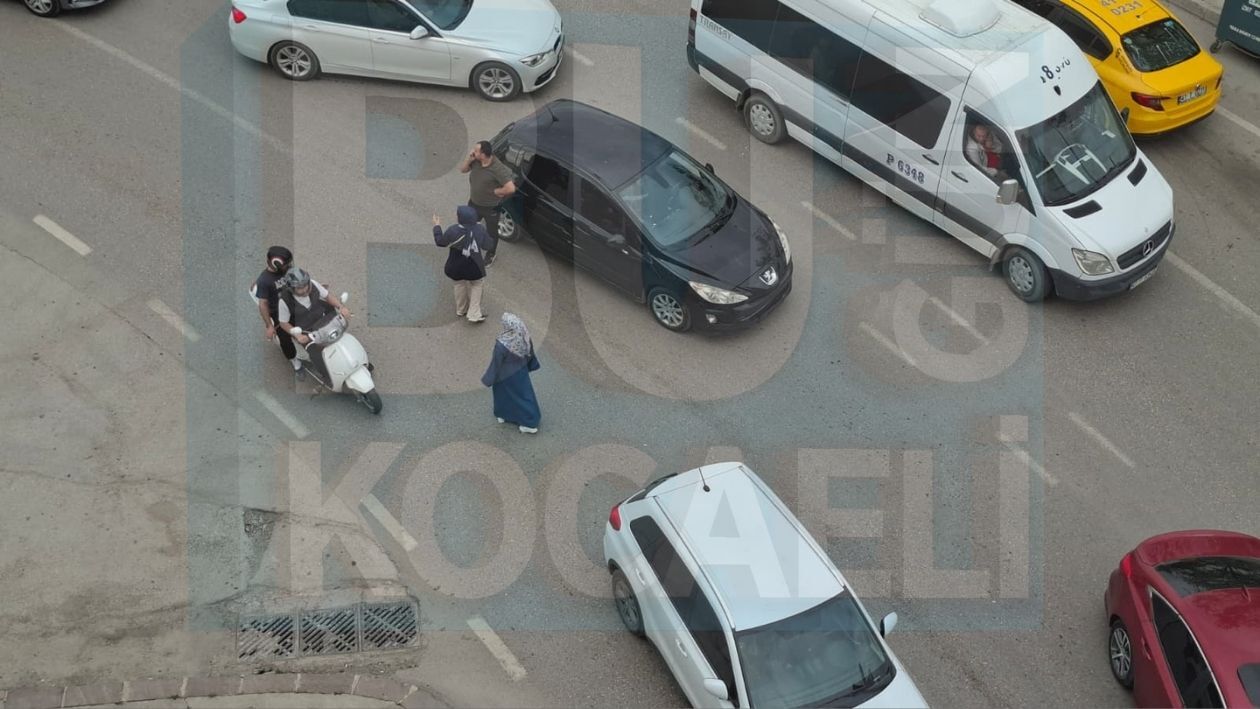 İzmi̇t’te Kaza Sonrasi Gergi̇nli̇k“Burada Mobese Var” Dedi̇ Kadin Sürücüye Bağirdi (1)-1