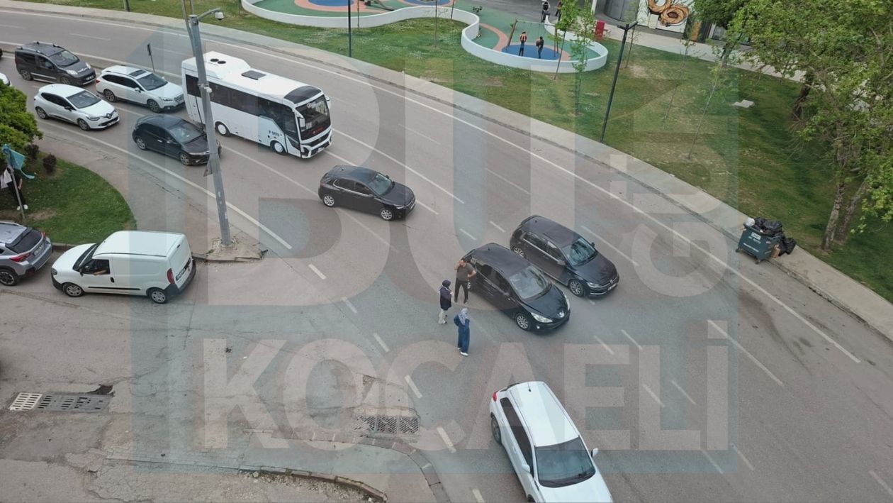 İzmi̇t’te Kaza Sonrasi Gergi̇nli̇k“Burada Mobese Var” Dedi̇ Kadin Sürücüye Bağirdi (2)