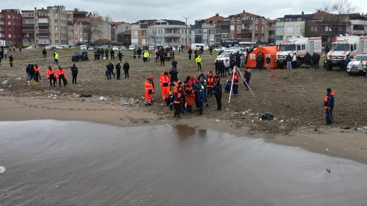 Karasu’da Karaya Oturan Gemi̇den 8 Ki̇şi̇ 6,5 Saatte Kurtarildi (1)