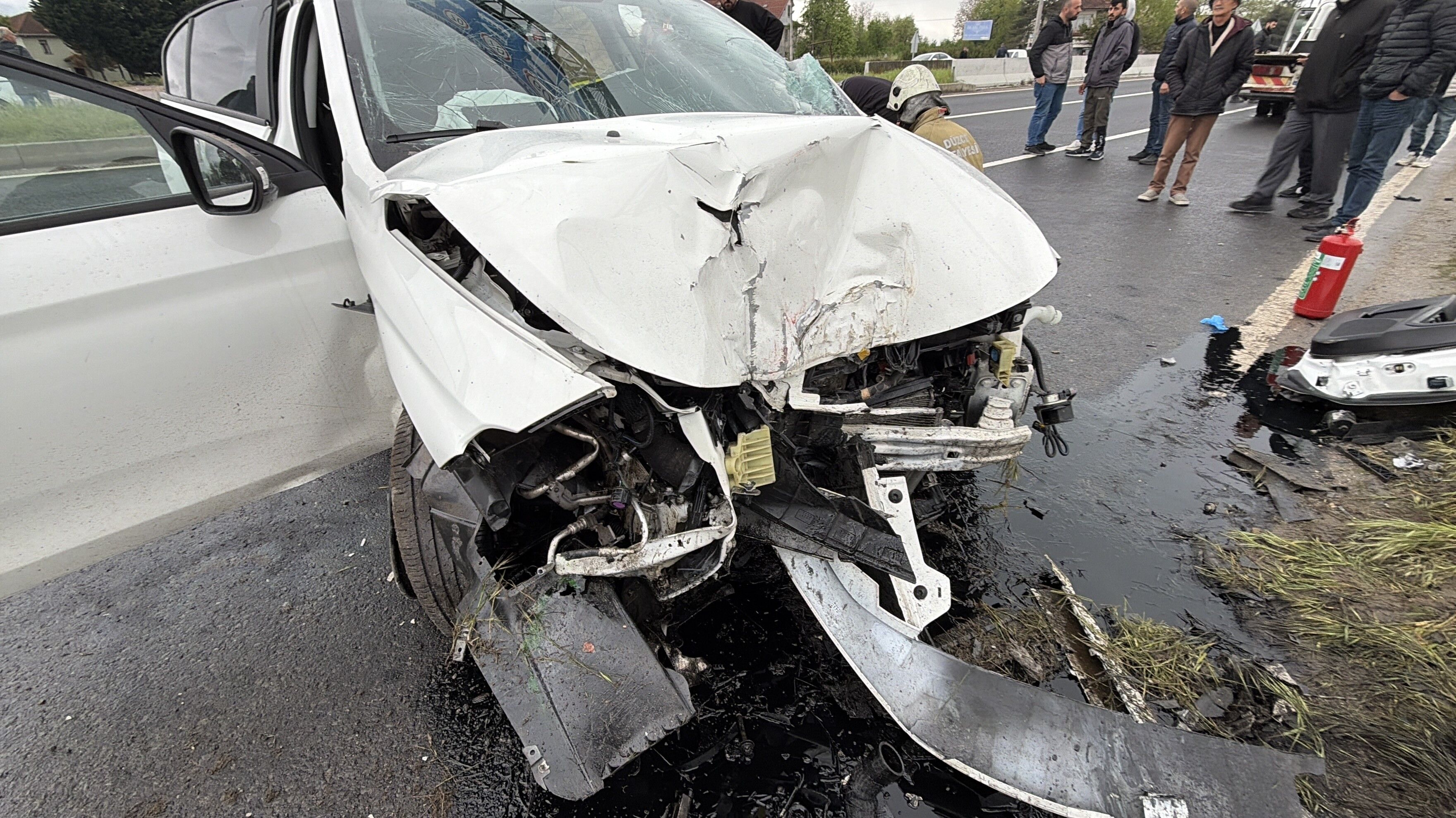 Kaygan Yolda Feci̇ Kaza Otomobi̇l Eds Tabelasina Saplandi (3)