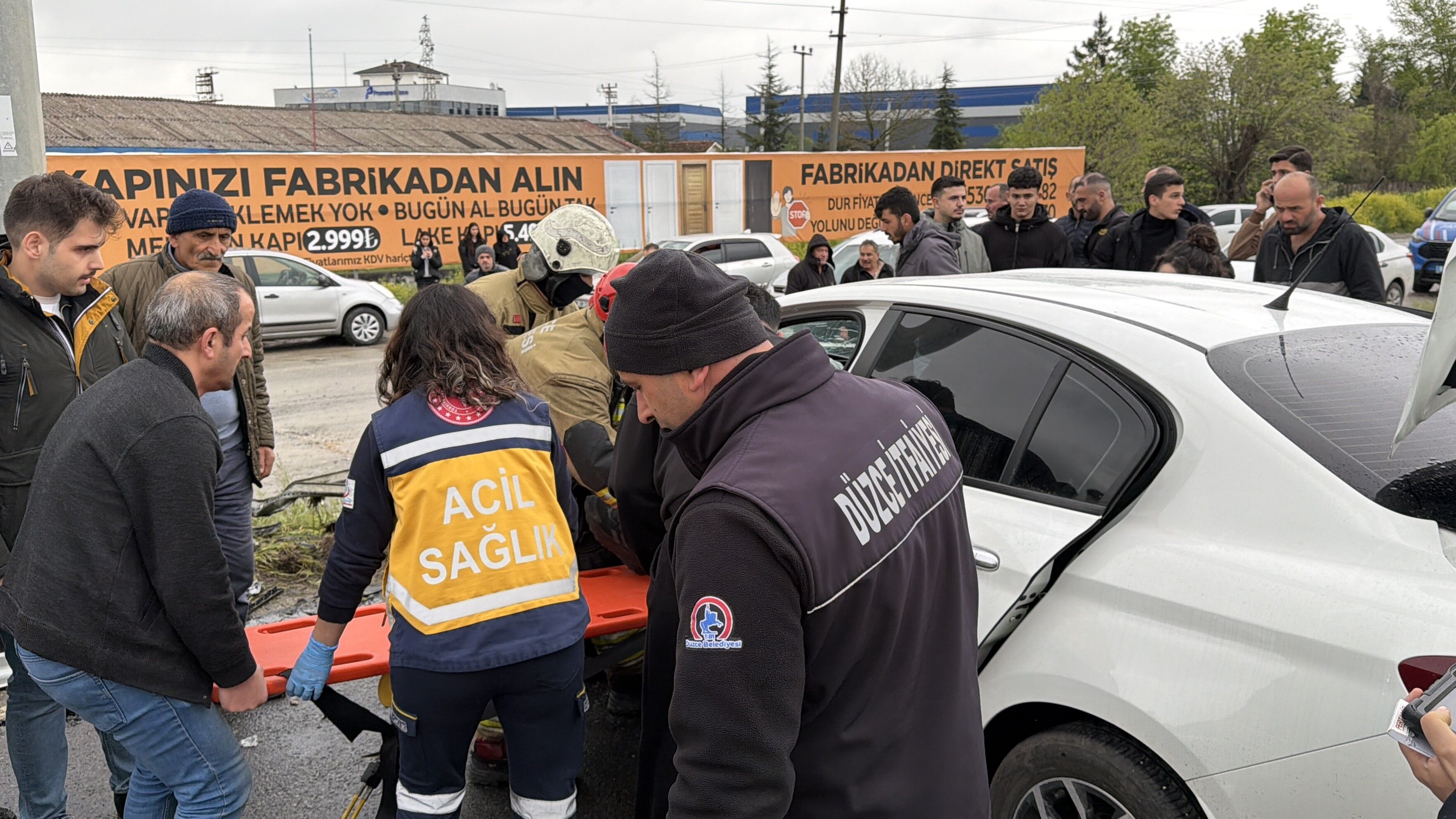 Kaygan Yolda Feci̇ Kaza Otomobi̇l Eds Tabelasina Saplandi (4)