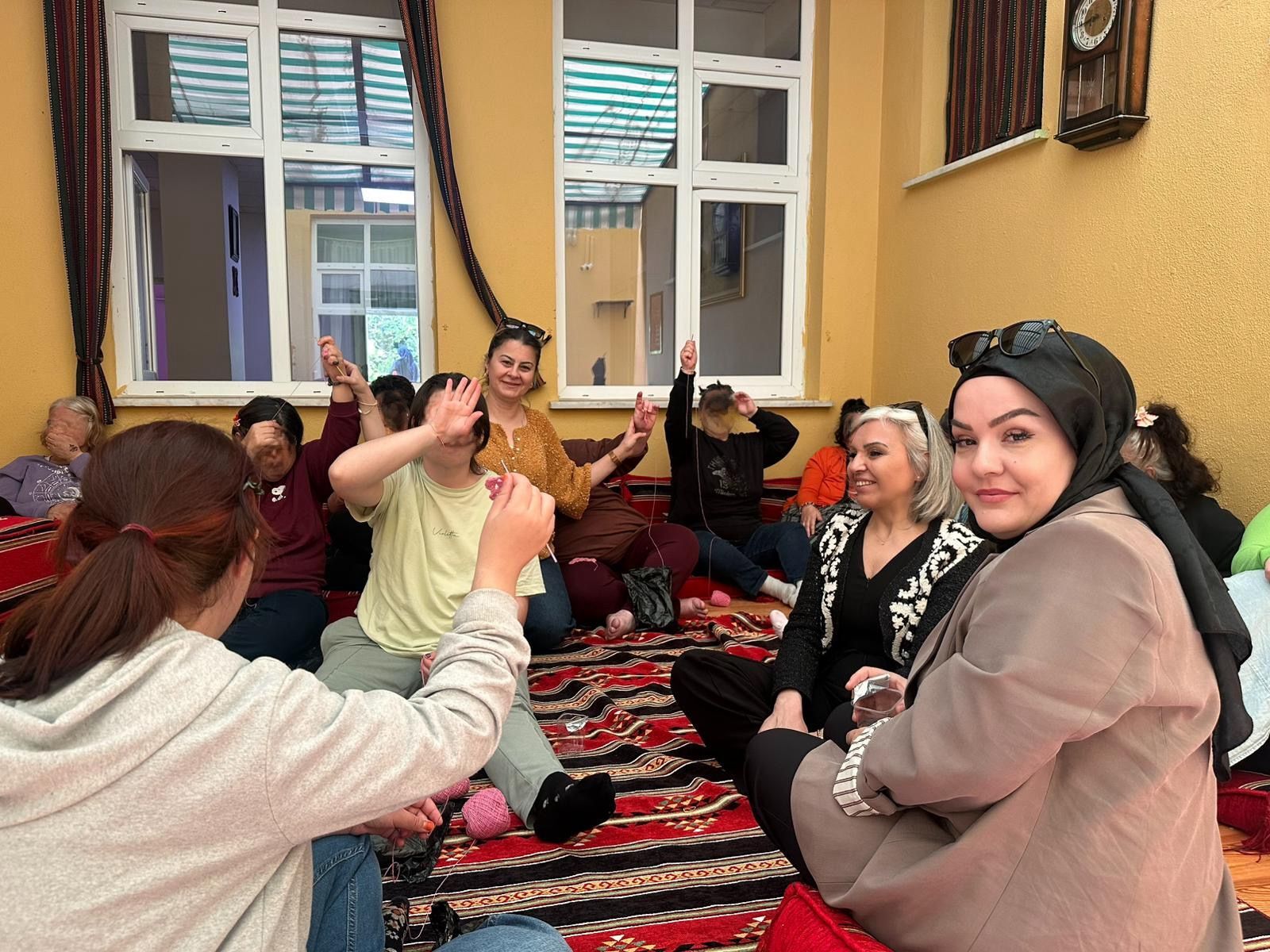 Kocaeli’de Faaliyet Gösteren İyilik Yardım Platformu 41, Sosyal Sorumluluk Çalışmalarına Bir Yenisini Daha Ekledi. Platform Üyeleri, Suadiye Bakım Ve Rehabilitasyon Merkezi’ni Ziyaret Ederek Genç Kızlar Ve Kadınlarl (4)
