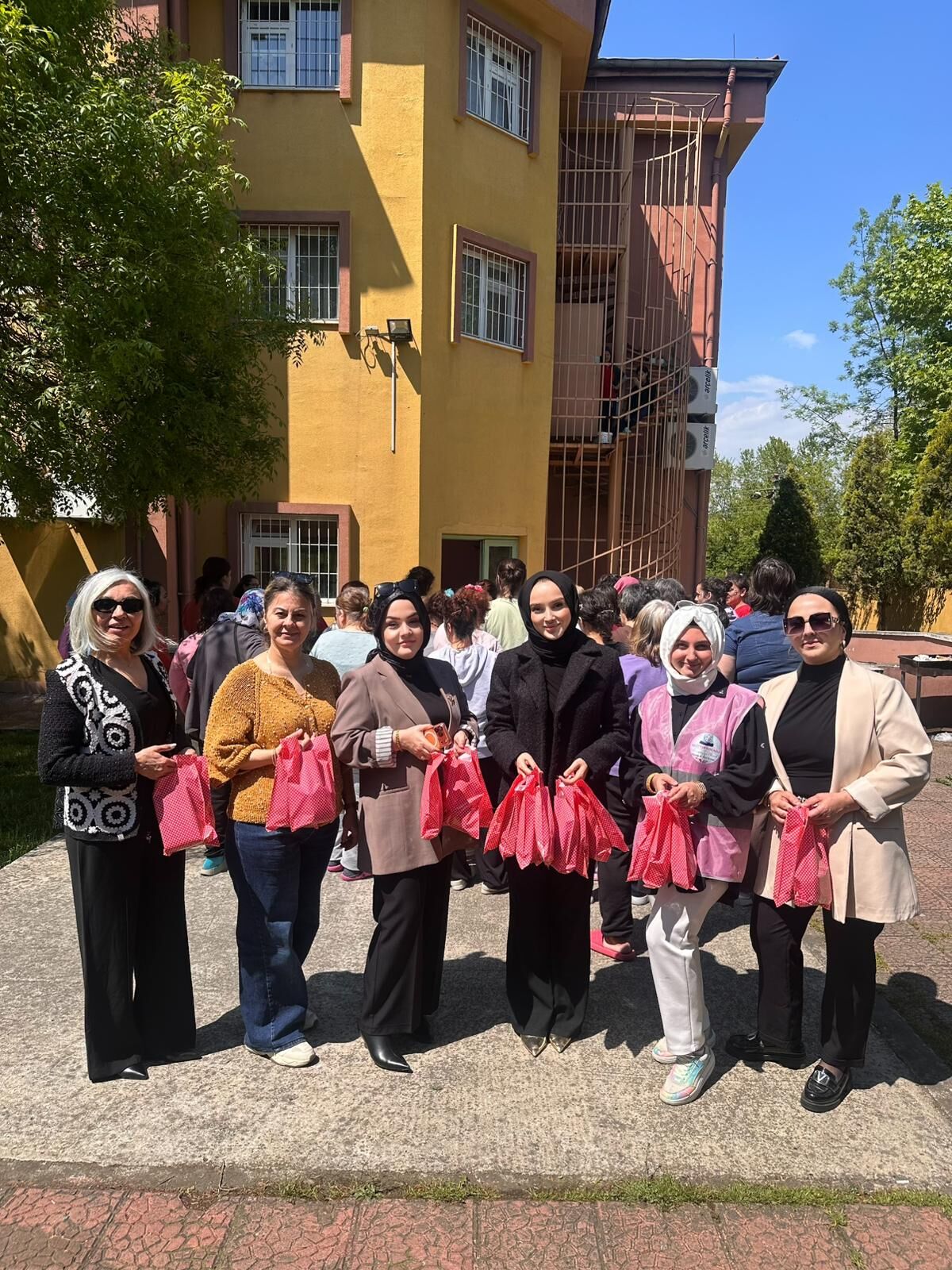 Kocaeli’de Faaliyet Gösteren İyilik Yardım Platformu 41, Sosyal Sorumluluk Çalışmalarına Bir Yenisini Daha Ekledi. Platform Üyeleri, Suadiye Bakım Ve Rehabilitasyon Merkezi’ni Ziyaret Ederek Genç Kızlar Ve Kadınlarl