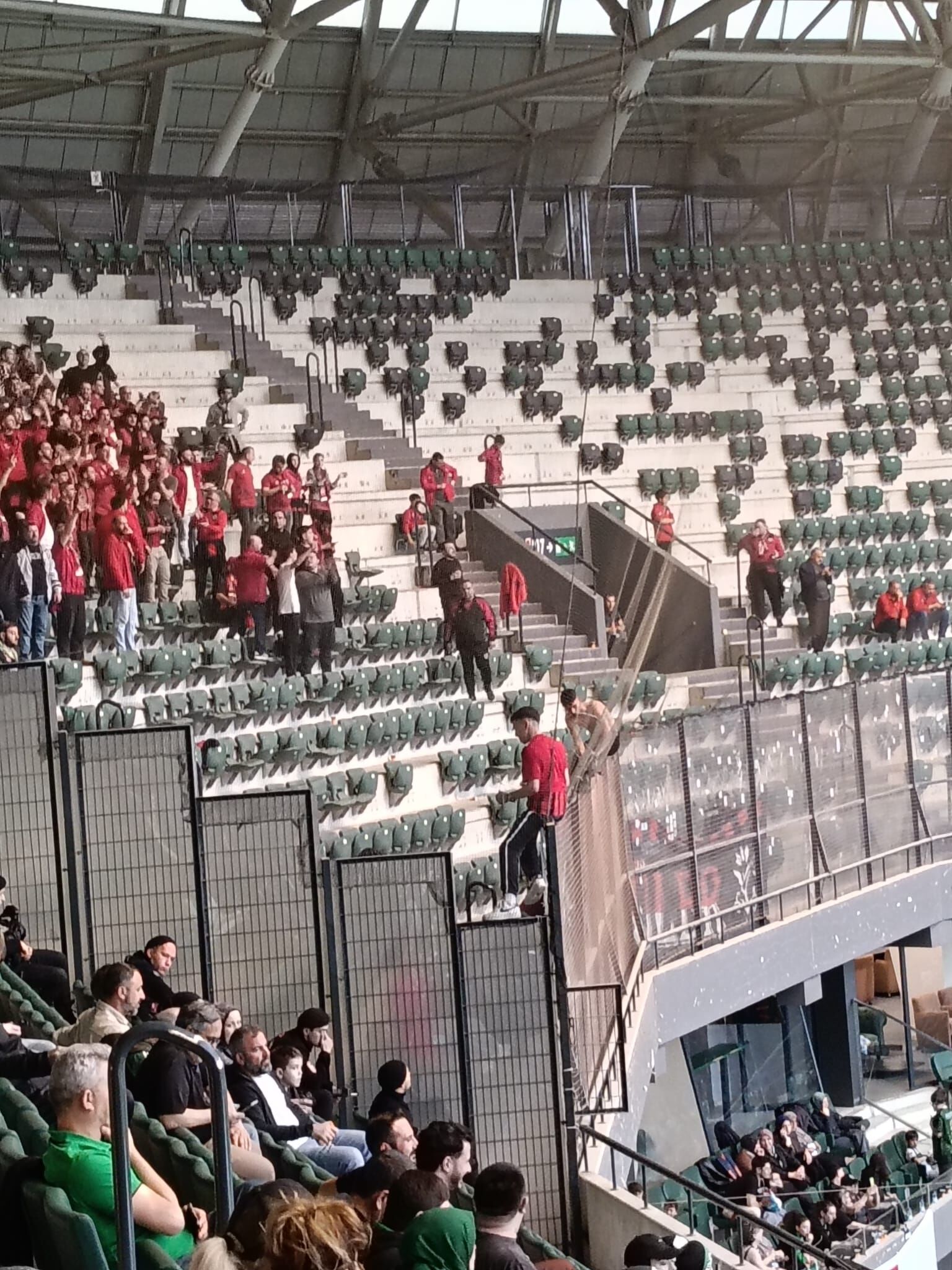 Kocaeli̇spor Tri̇bünleri̇nde Yürekler Ağza Geldi̇! (2)