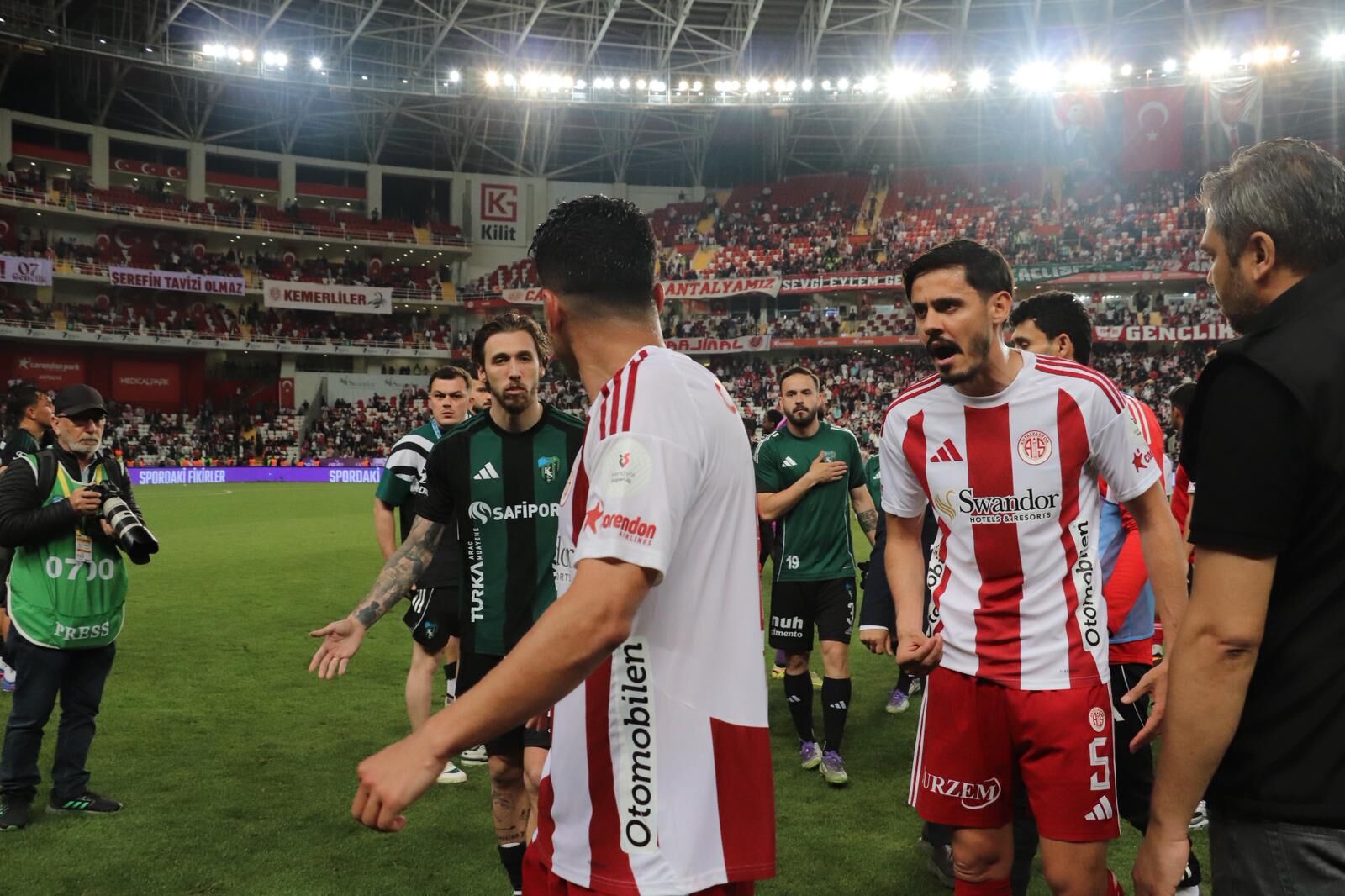 Maç Sonu Ortalik Karişti (2)