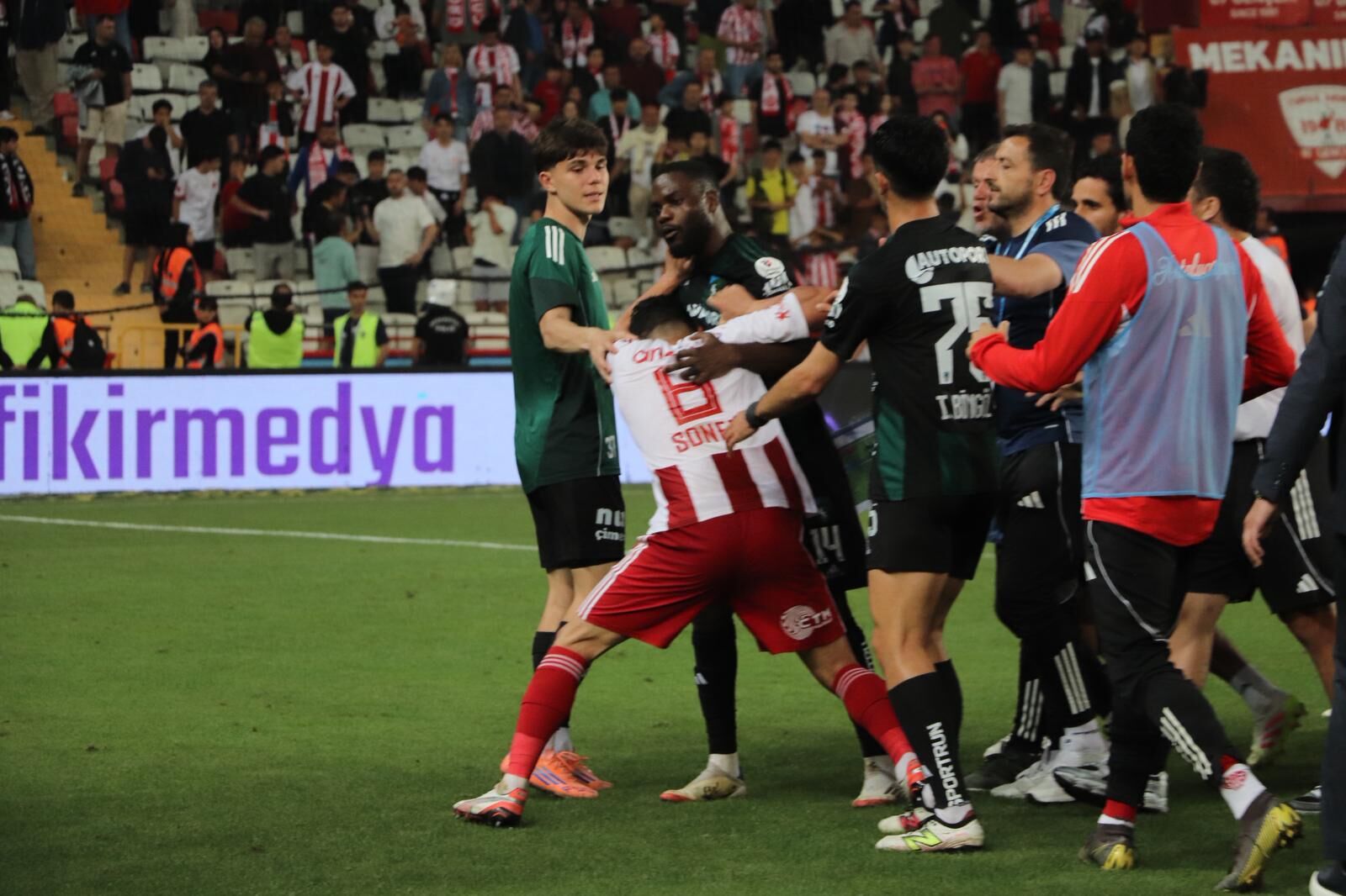 Maç Sonu Ortalik Karişti (4)