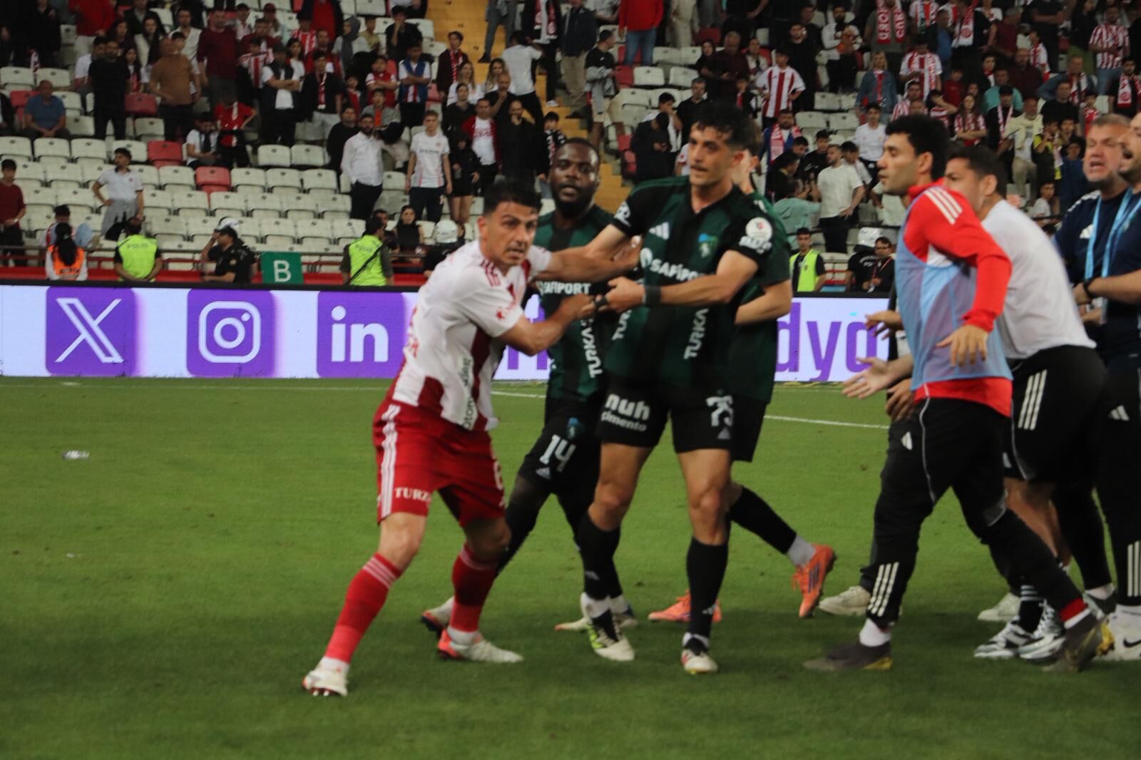 Maç Sonu Ortalik Karişti (6)