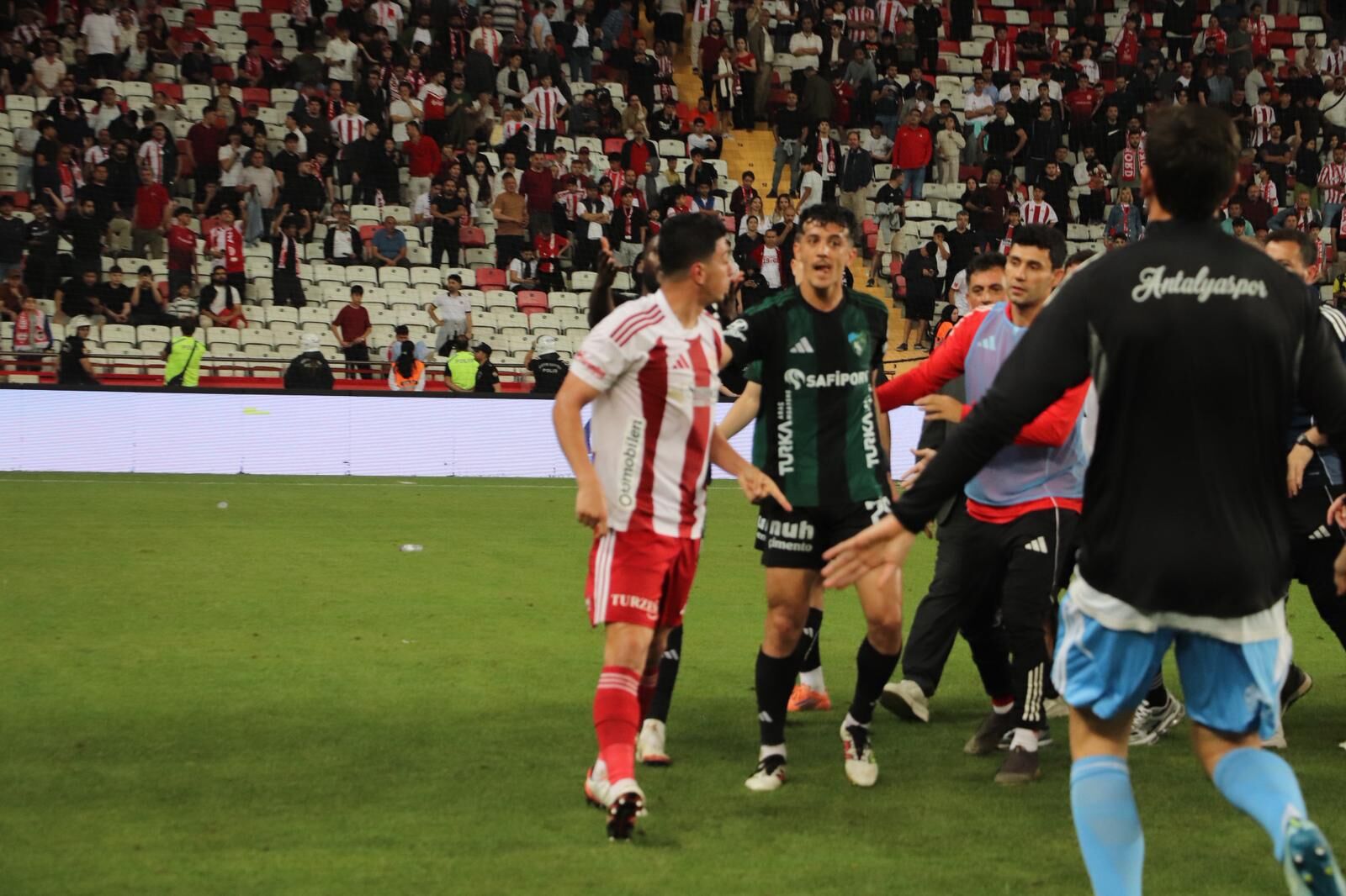 Maç Sonu Ortalik Karişti (7)