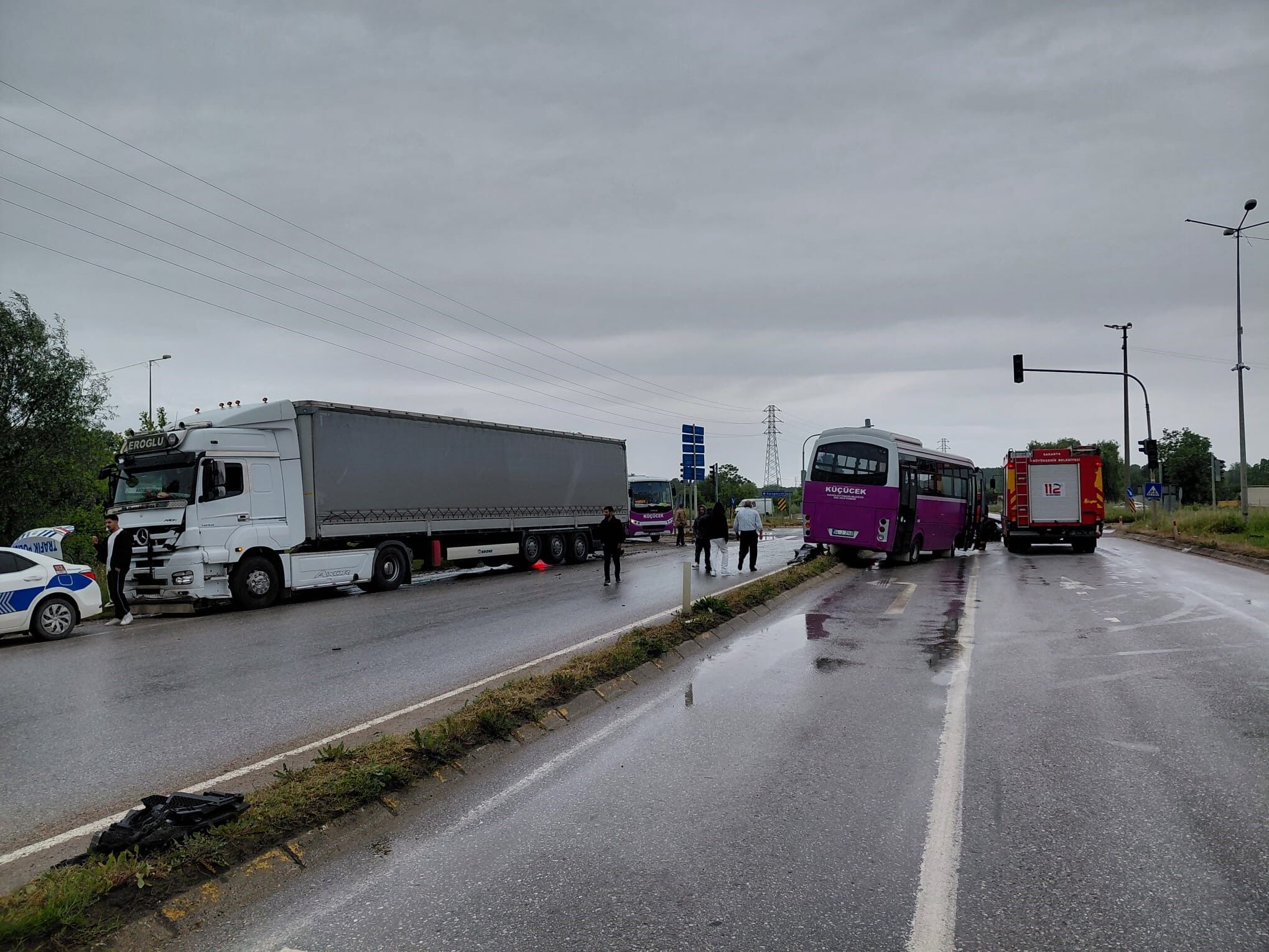Tir, Otomobi̇l Ve Mi̇ni̇büs Bi̇rbi̇ri̇ne Gi̇rdi̇ (5)