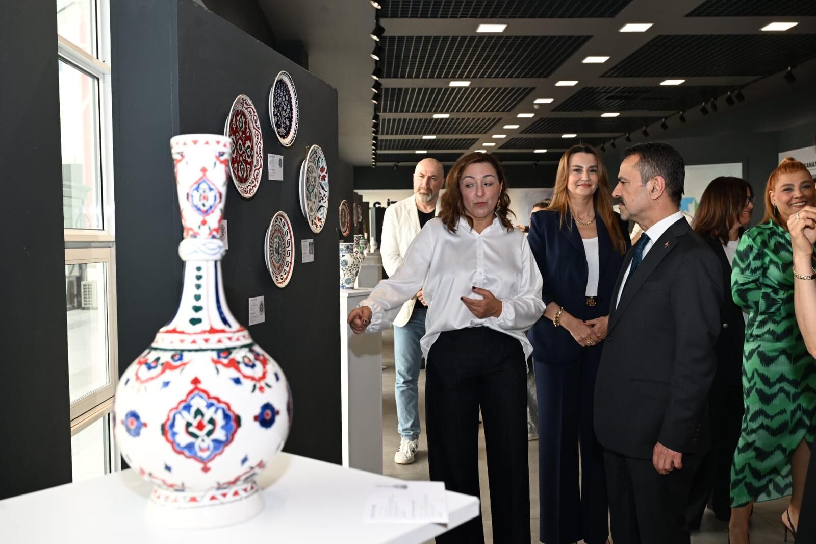 Vali̇ Aktaş’tan Türk Çi̇ni̇leri̇ Sergi̇si̇ne Zi̇yaret (3)