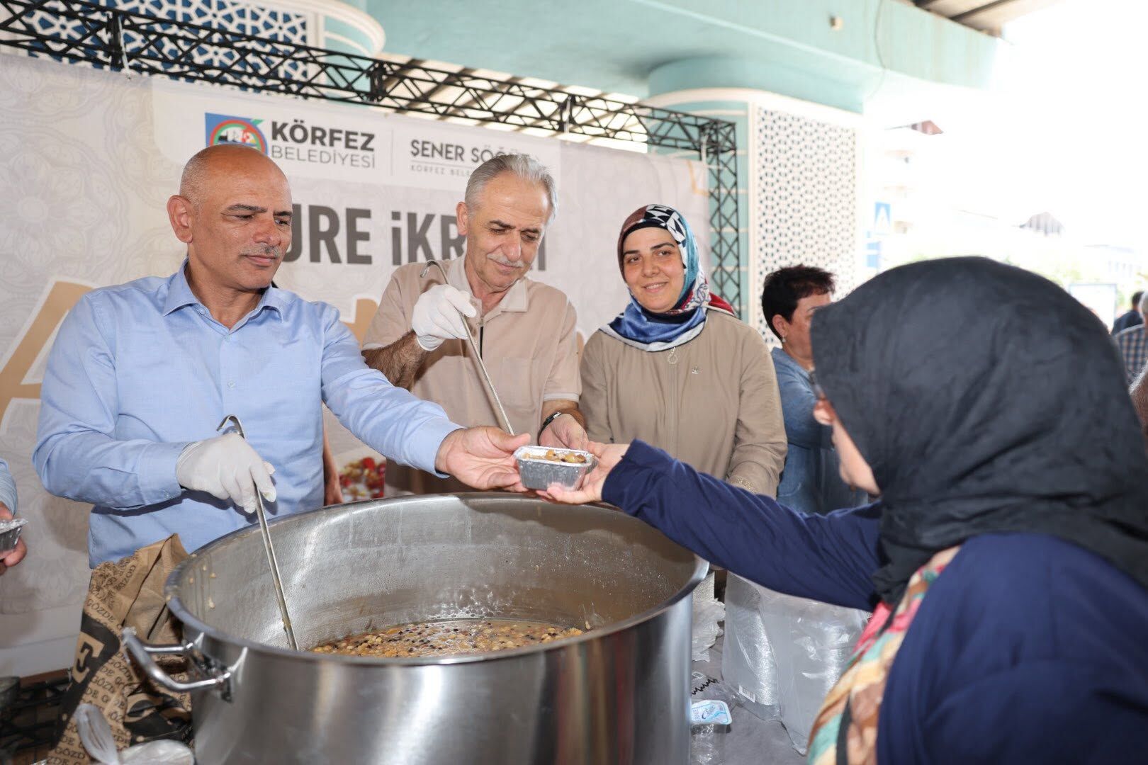 Başkan Aşure Dağitti (2)
