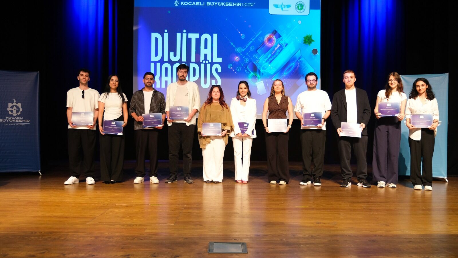 Dijital Kampüs’te Yetişen 237 Genç Sertifikalarını Aldı (13)