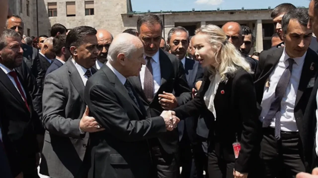 Ibrahim Tatlisesin Eski Esi Aysegul Yildiz Siyasete Atildi Ehwn Cover