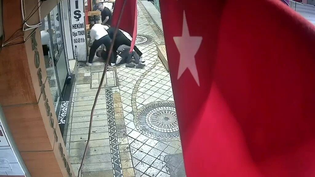 İzmi̇t'te Meydan Dayaği Kamerada 4 Ki̇şi̇ni̇n Saldirdiği Şahis Kanlar İçi̇nde Kaldi (1)-1