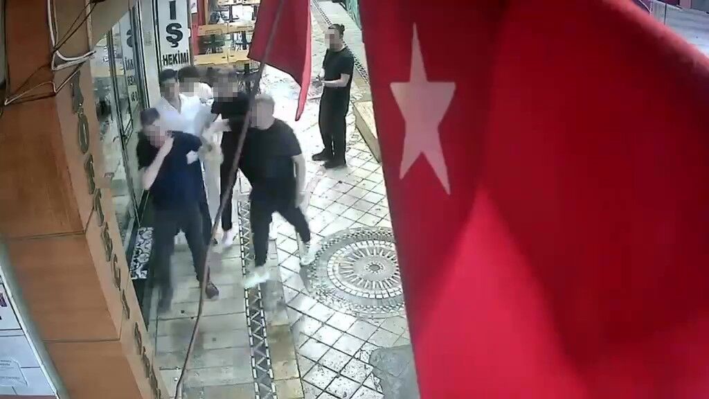 İzmi̇t'te Meydan Dayaği Kamerada 4 Ki̇şi̇ni̇n Saldirdiği Şahis Kanlar İçi̇nde Kaldi (4)
