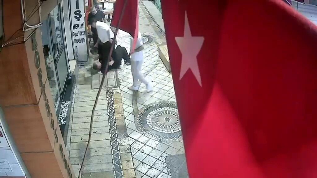 İzmi̇t'te Meydan Dayaği Kamerada 4 Ki̇şi̇ni̇n Saldirdiği Şahis Kanlar İçi̇nde Kaldi (5)