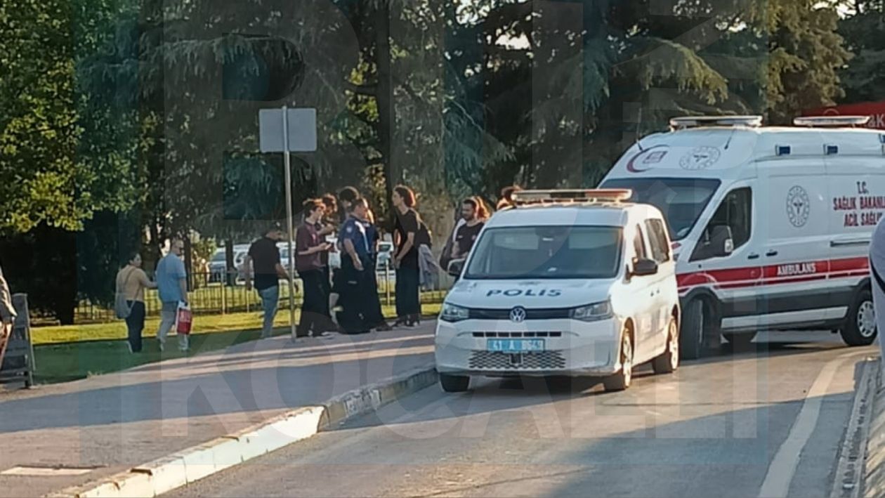 İzmi̇t'te Şi̇şeli̇ Saldiri Kiz Arkadaşlarini Korumak İsteyen Genç Yaralandi! (1)