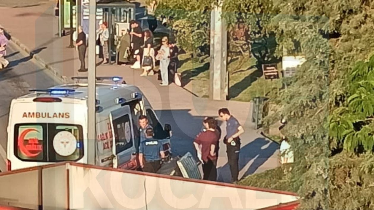 İzmi̇t'te Şi̇şeli̇ Saldiri Kiz Arkadaşlarini Korumak İsteyen Genç Yaralandi! (2)
