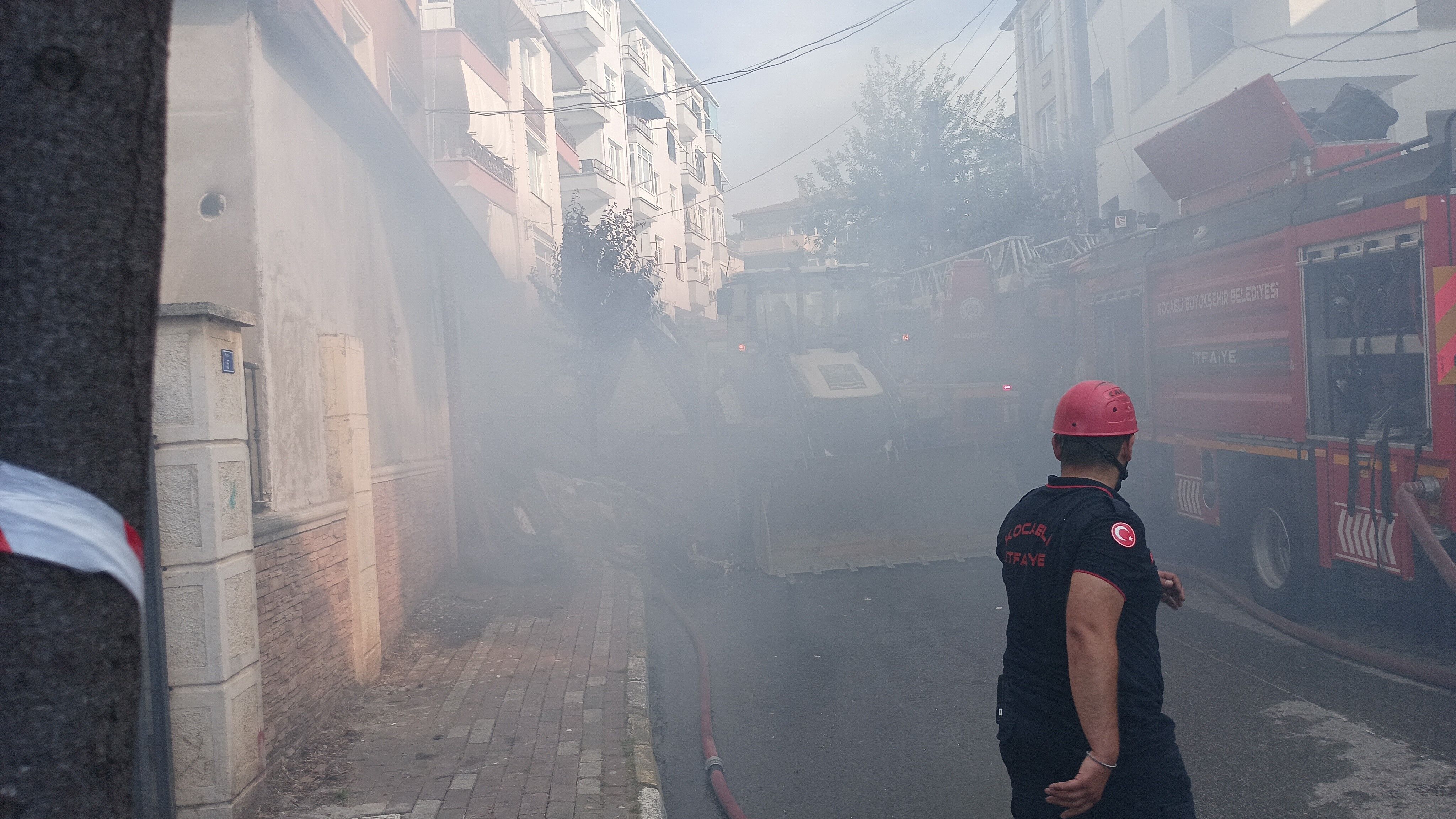 Karamürsel'de Korkutan Yangin İtfai̇ye Duvari Dozerle Yikti (1)