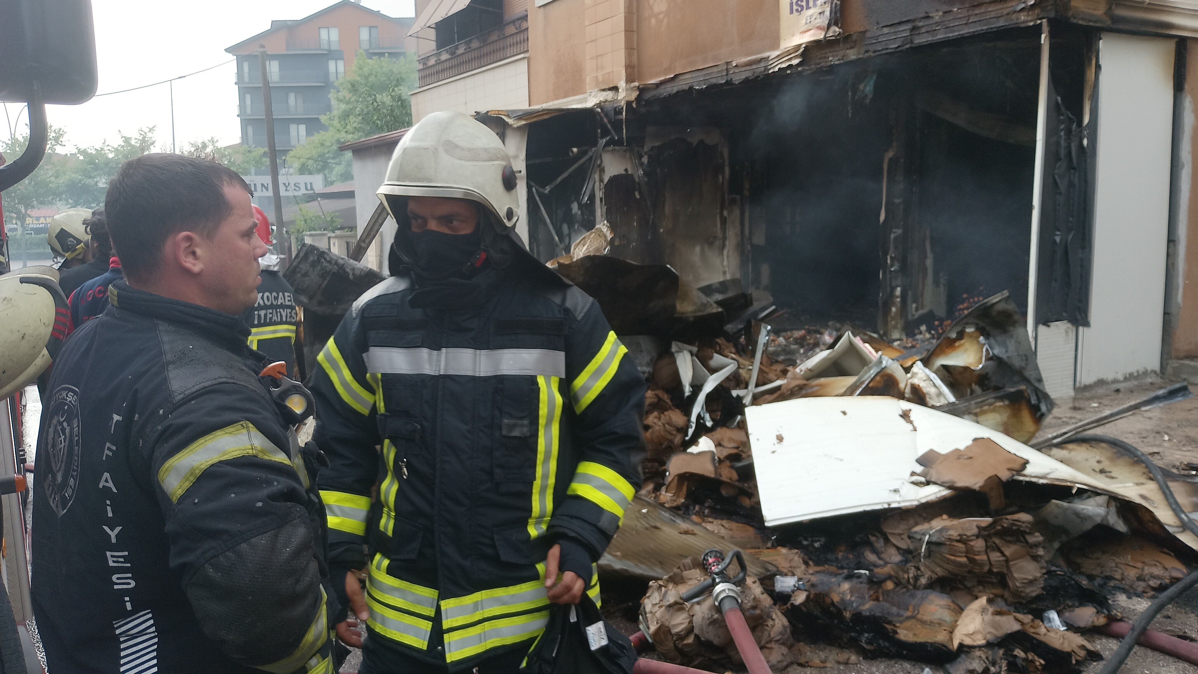 Karamürsel'de Korkutan Yangin İtfai̇ye Duvari Dozerle Yikti (3)