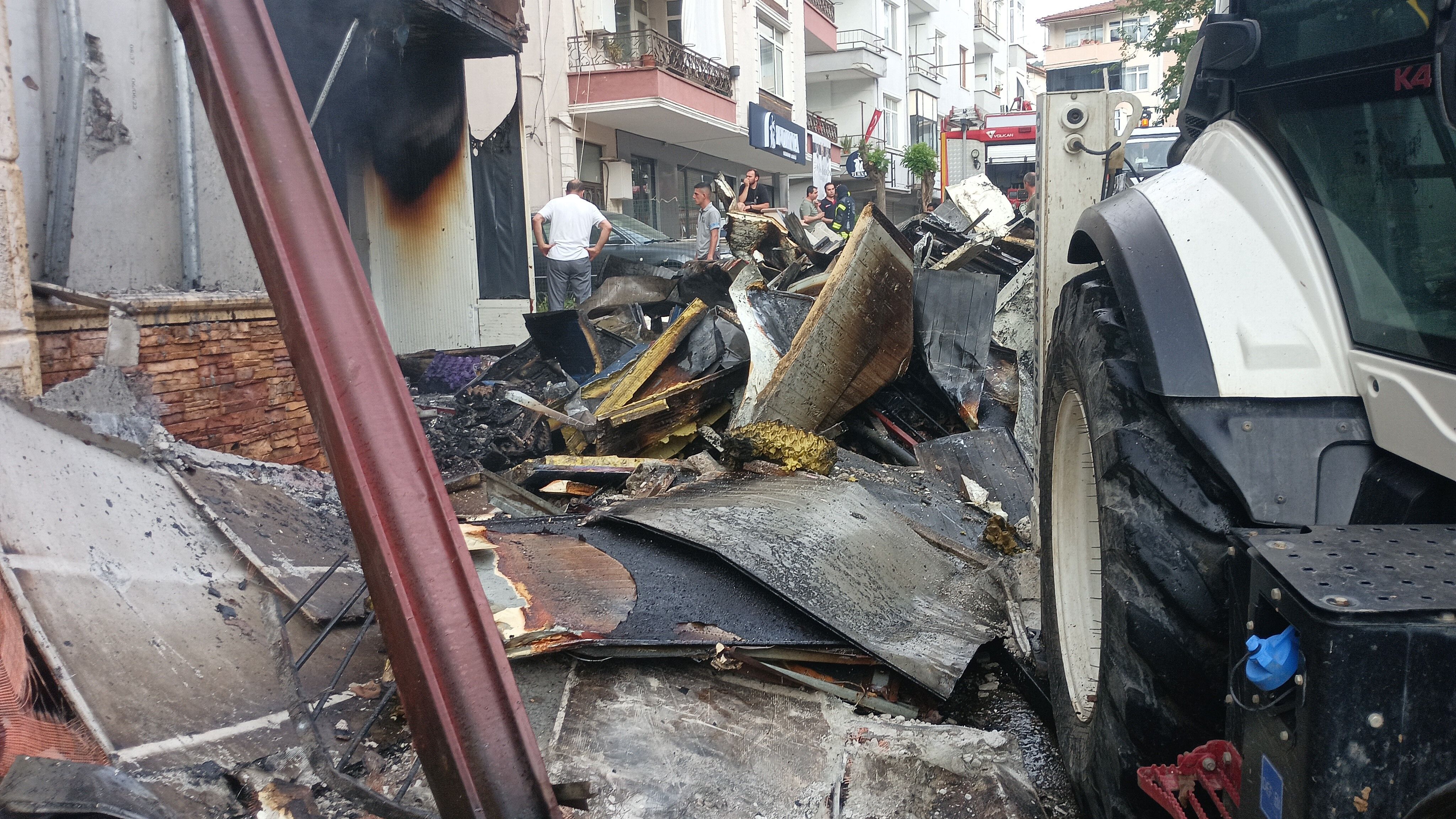 Karamürsel'de Korkutan Yangin İtfai̇ye Duvari Dozerle Yikti (4)