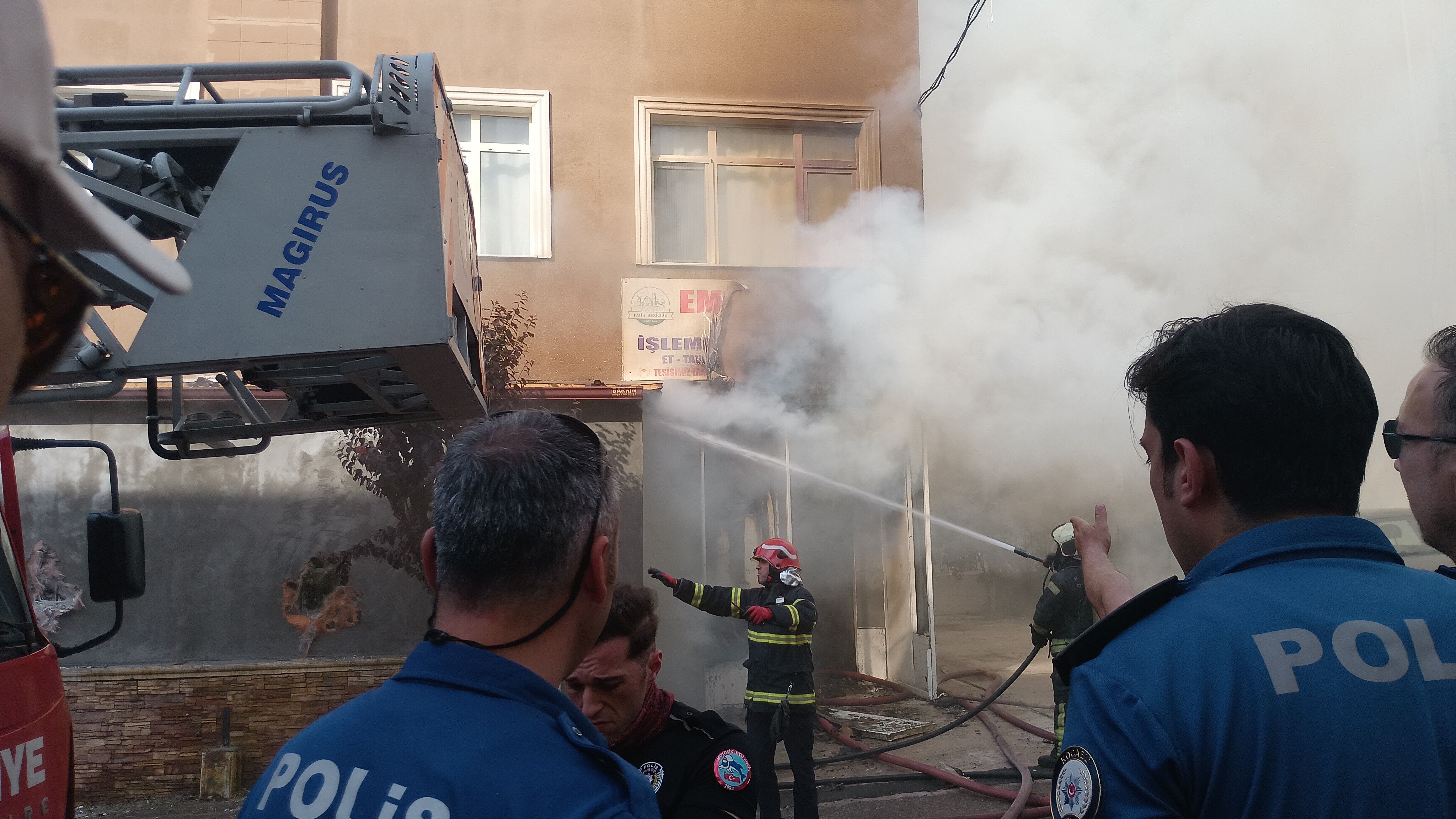 Karamürsel'de Korkutan Yangin İtfai̇ye Duvari Dozerle Yikti (5)