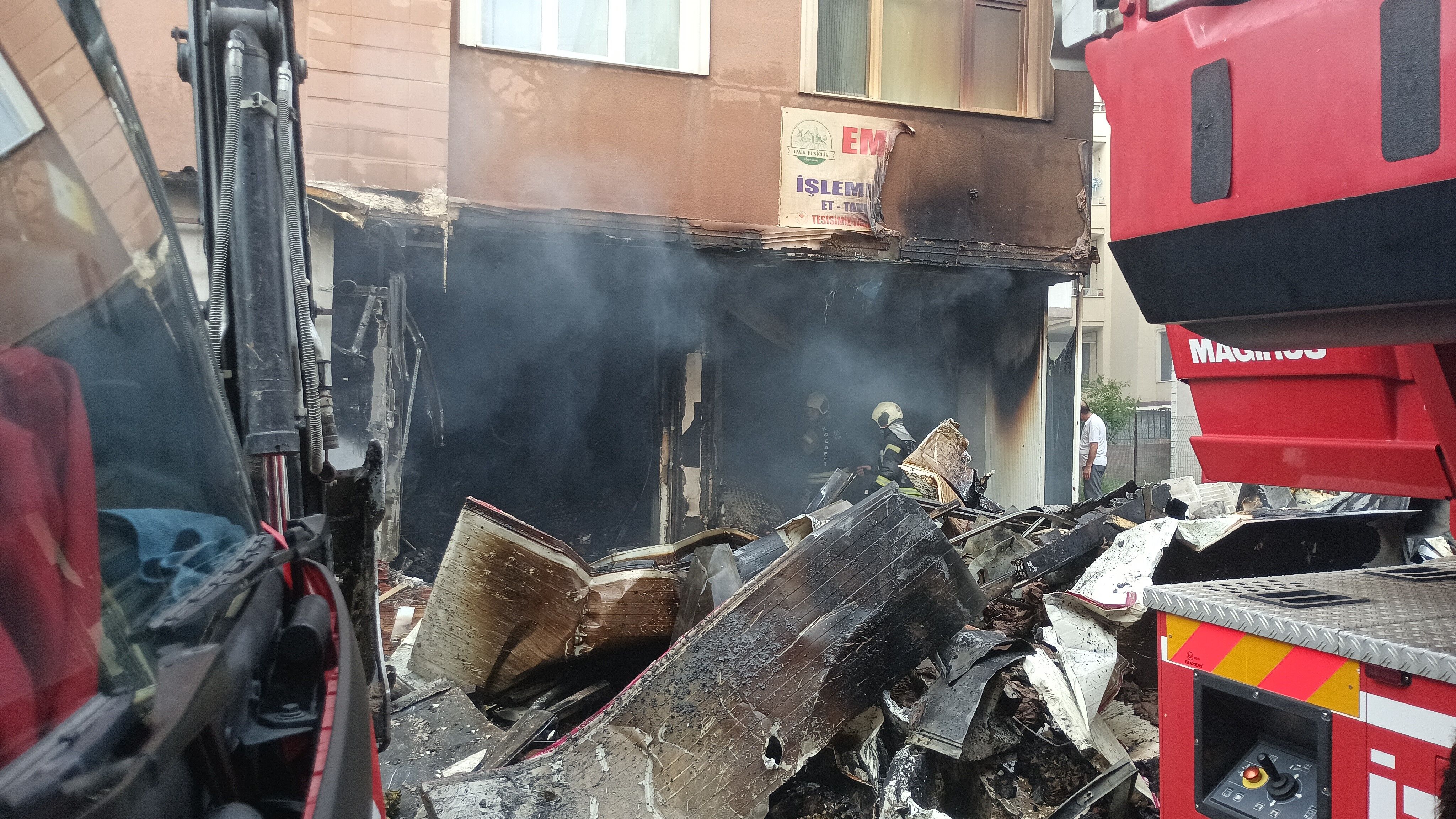 Karamürsel'de Korkutan Yangin İtfai̇ye Duvari Dozerle Yikti (6)