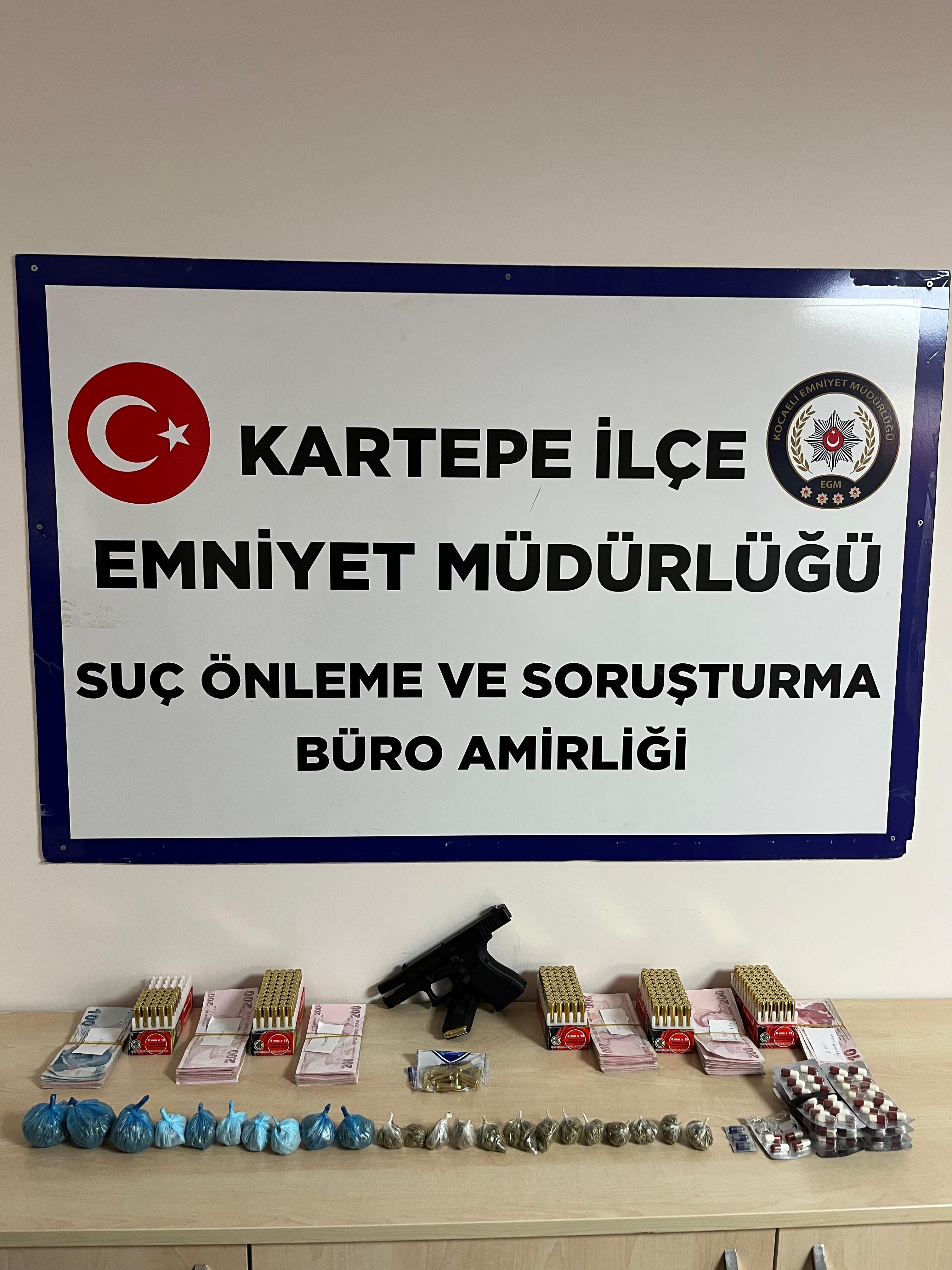 Kartepe’de Fi̇rari̇ Hükümlüye Operasyon Uyuşturucu, Si̇lah Ve 49 Bi̇n Tl Ele Geçi̇ri̇ldi̇7