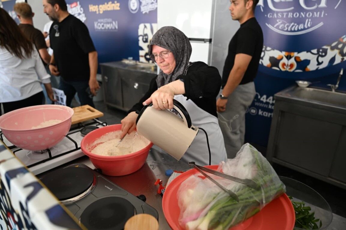 Kartepe’de Lezzet Şöleni Başladı 2. Gastronomi Festivali Kapılarını Açtı (8)