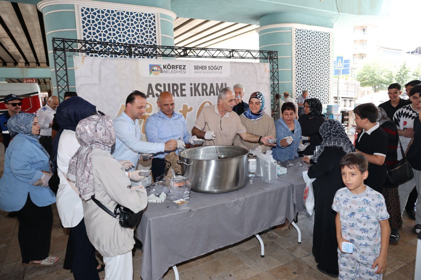 Körfez Belediyesi 4 Bin Aşure Dağıttı (2)